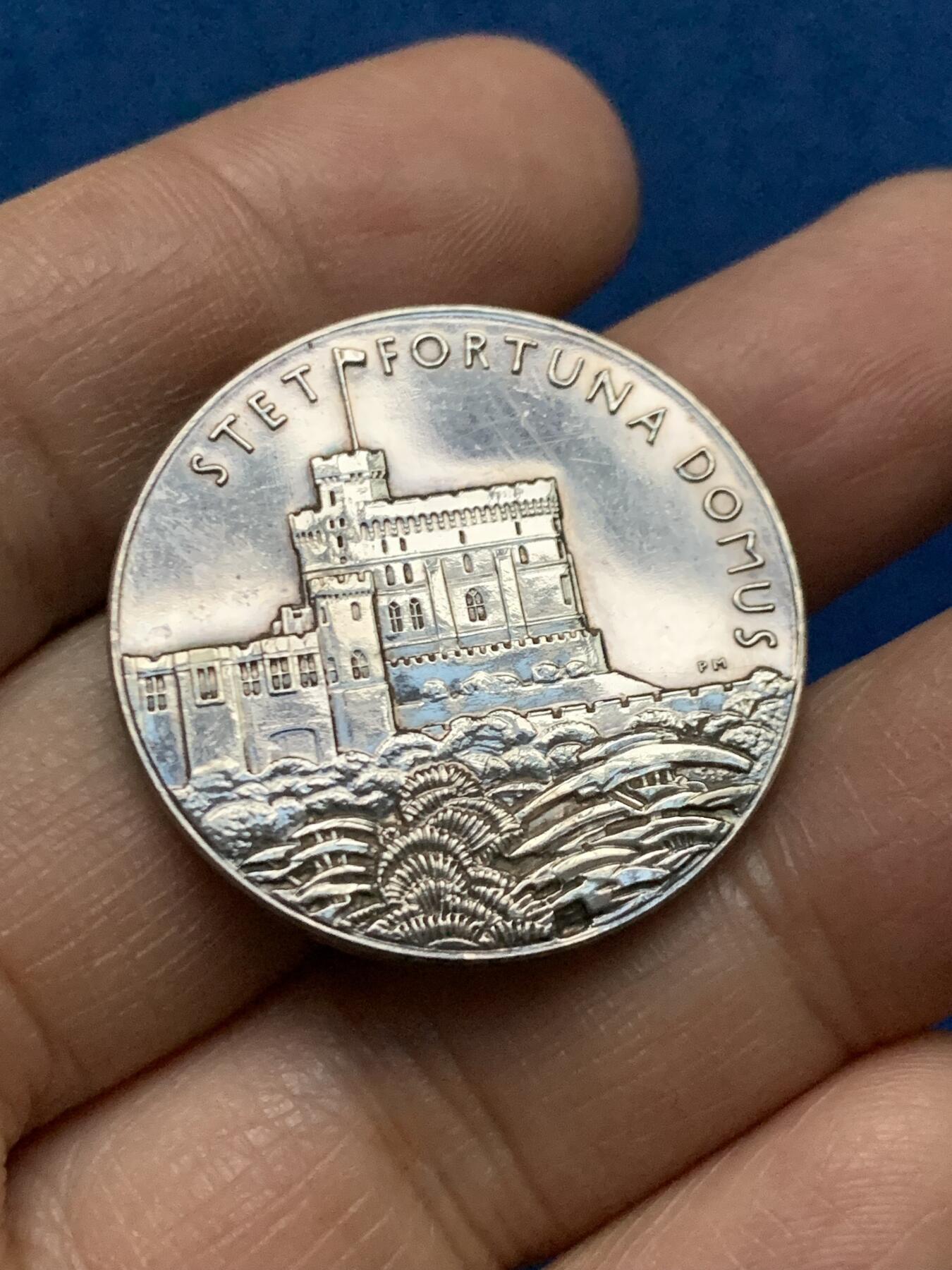 《竞宝斋》第450场 周日，周一，周二  3场连拍 （全场包邮，欢迎送拍） 英国1935年乔治五世银禧纪念银章 15.7克 31.5mm 原盒