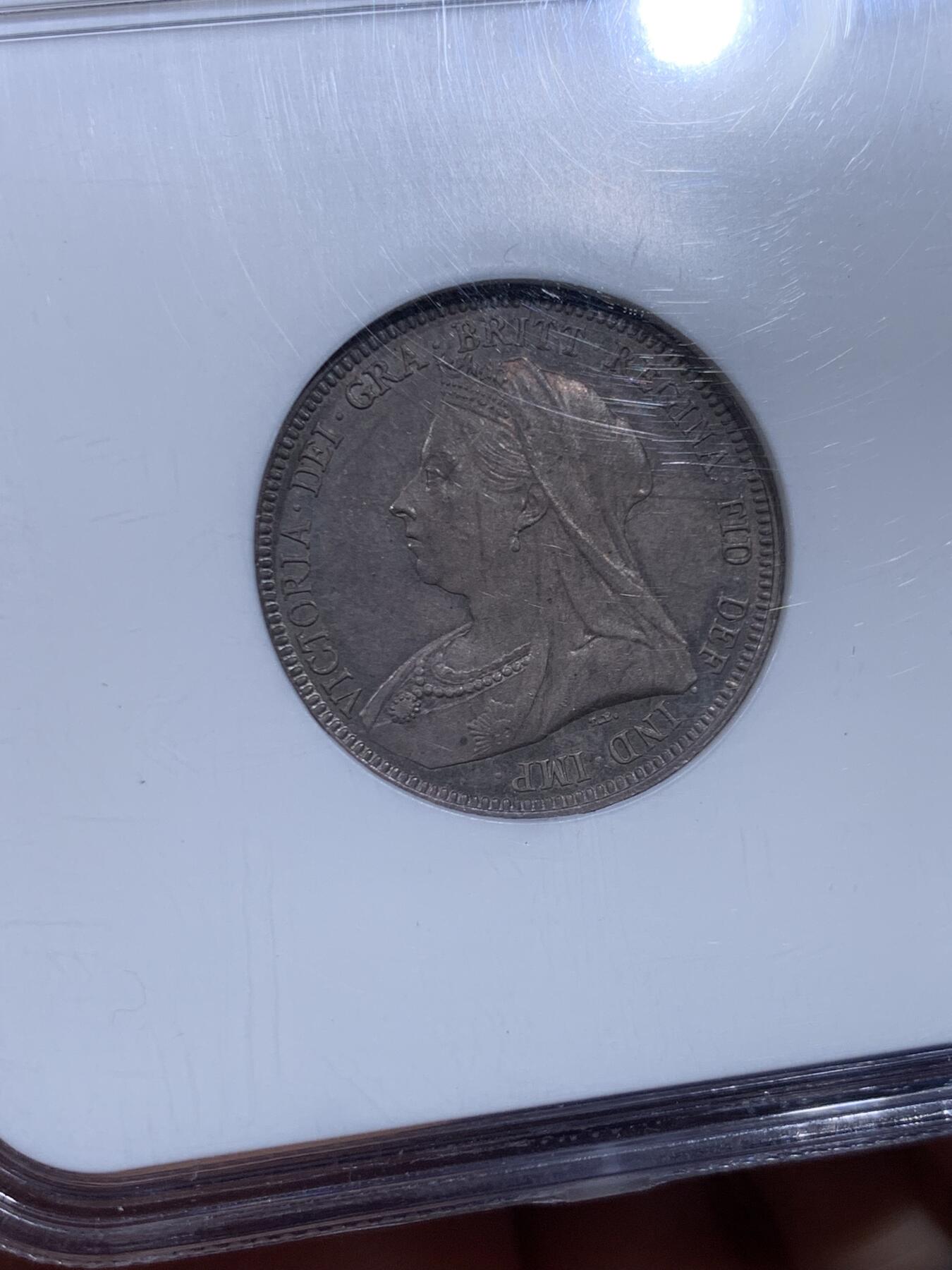 《竞宝斋》第450场 周日，周一，周二  3场连拍 （全场包邮，欢迎送拍） NGC MS64 英国 1893年 维多利亚披纱一先令 紫罗兰包浆 底板状态很好 很漂亮的小银币