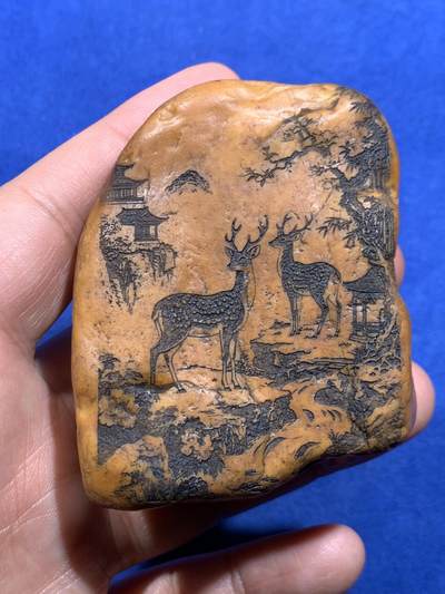 《竞宝斋》第450场 周日，周一，周二  3场连拍 （全场包邮，欢迎送拍） - 黄蜡石石雕《鹿鸣见山》尺寸约69*54*27mm，重152.55克，质地很好，油性大，背面的褶皱非常好玩，可做手把件，也可以做摆件，黄蜡石玉化得非常好，打灯可见玉质细腻，画面中元素丰富，场景引人入胜