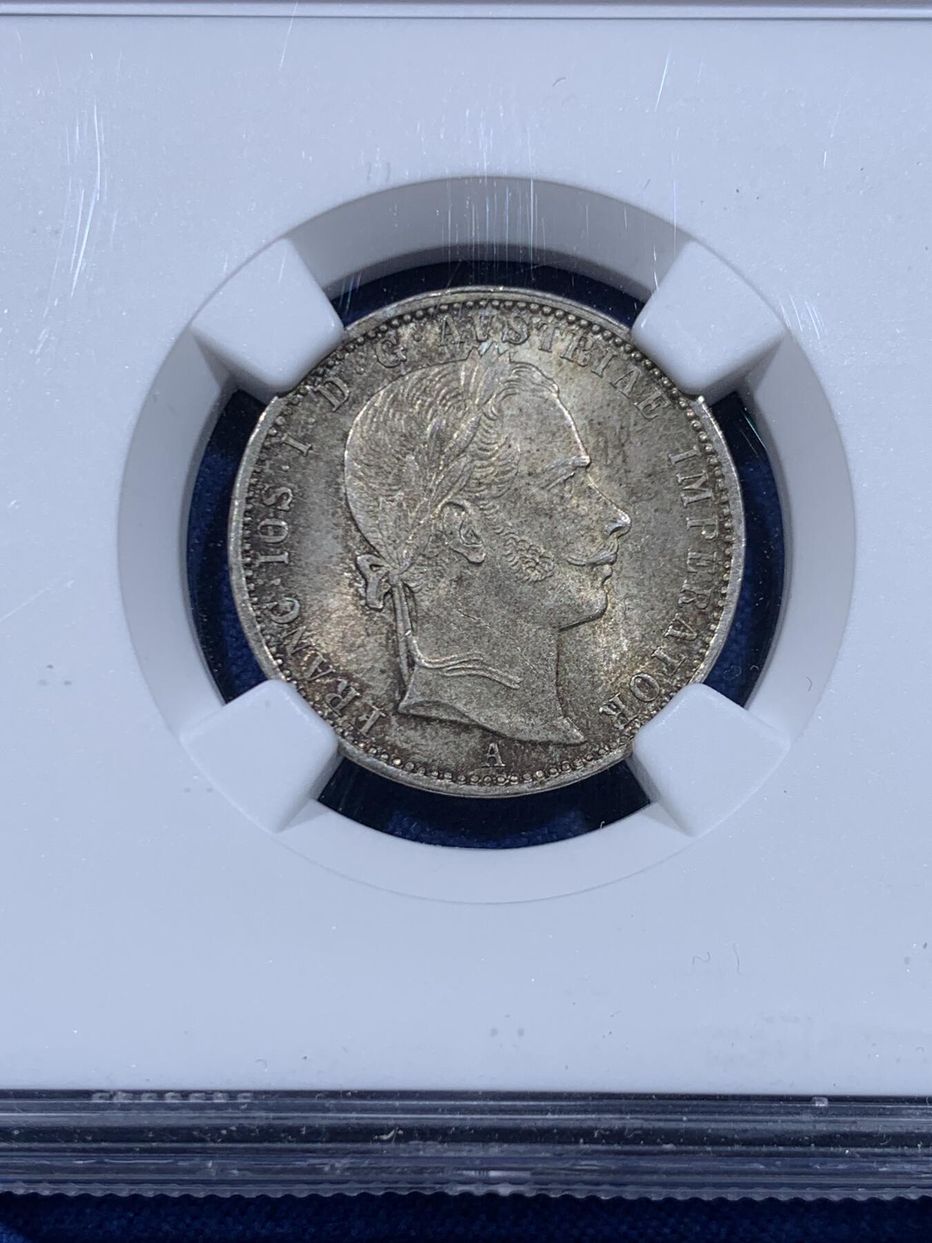 《竞宝斋》第450场 周日，周一，周二  3场连拍 （全场包邮，欢迎送拍） NGC MS64 奥地利1859年1/4弗罗林银币 完整漂亮的原光淡黄包浆 64也很不容易达到了 弗朗茨约瑟夫改用弗罗林币制初期 第三版年轻头像 双头鹰纹章哈布斯堡-奥地利-洛林盾徽