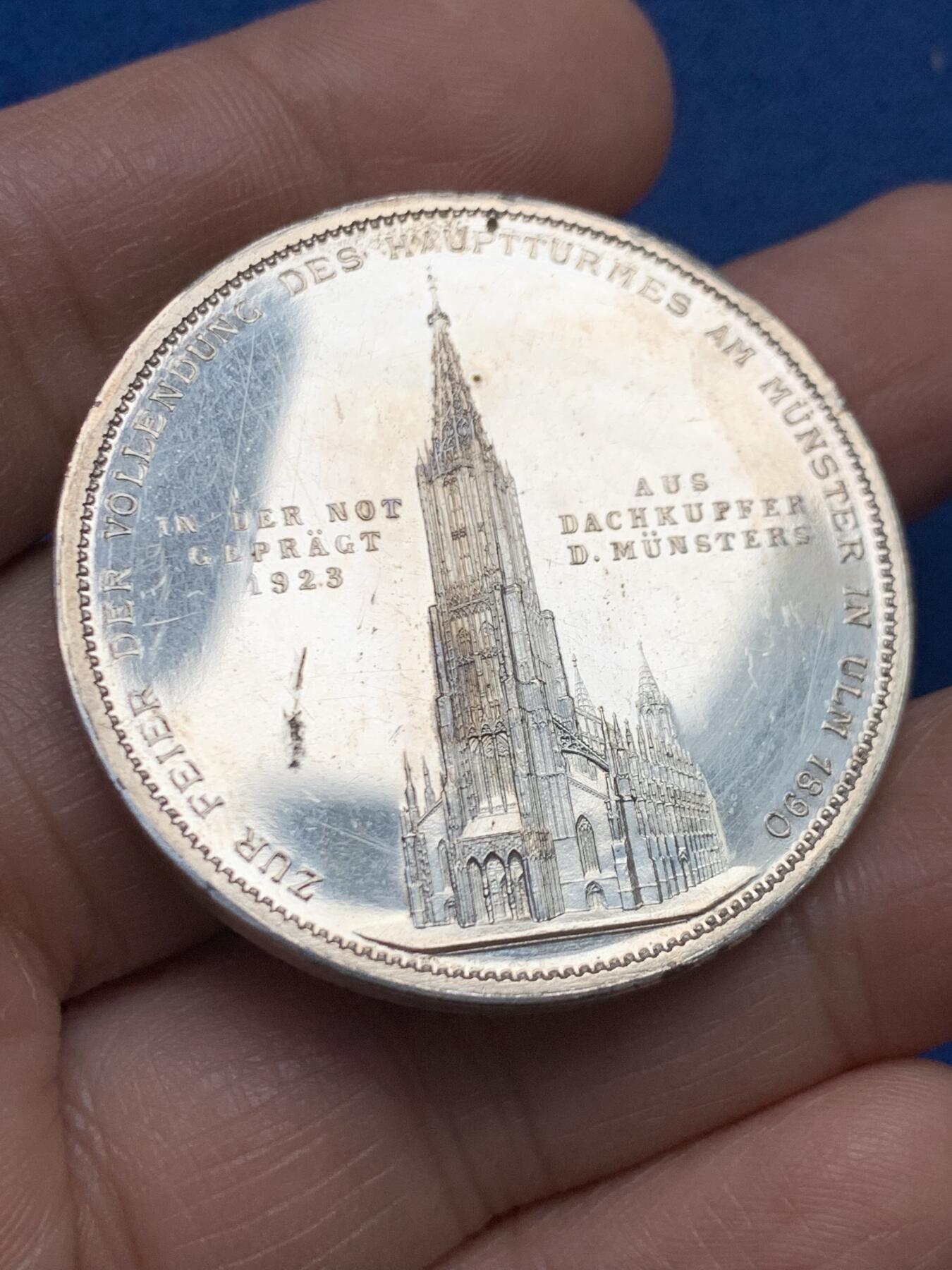 《竞宝斋》第450场 周日，周一，周二  3场连拍 （全场包邮，欢迎送拍） 德国符腾堡乌尔姆大教堂镀银纪念章，41.2mm，31.25克，镀层极美，强镜面效果，非常漂亮的热门教堂景观，细节见图