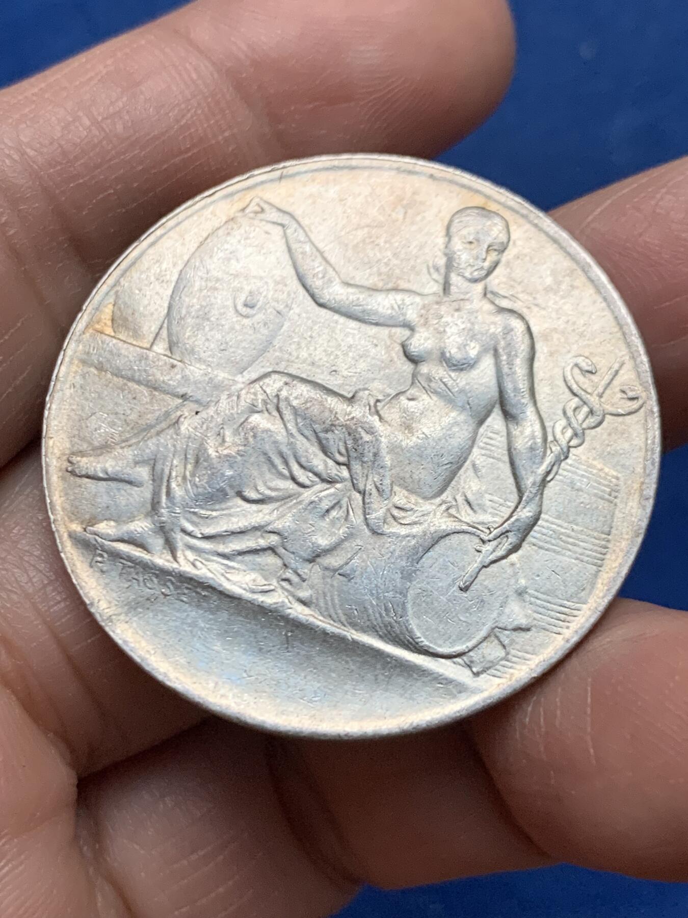 《竞宝斋》第450场 周日，周一，周二  3场连拍 （全场包邮，欢迎送拍） 法国巴黎油业委员会纪念银章，半裸女神手持蛇杖坐在油桶上，丰饶角AR，20.75克，38mm