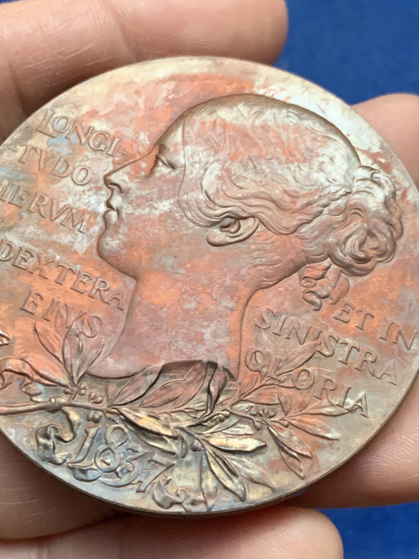 《竞宝斋》第450场 周日，周一，周二  3场连拍 （全场包邮，欢迎送拍） 英国1897年维多利亚加冕60周年纪念大铜章，72.6克，55.5mm，细节见图