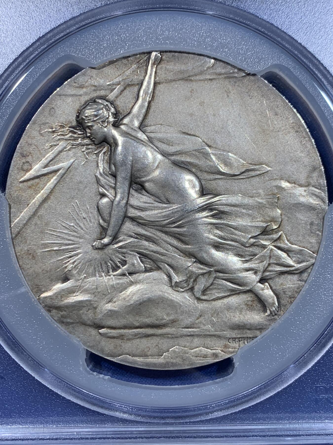 《竞宝斋》第450场 周日，周一，周二  3场连拍 （全场包邮，欢迎送拍） PCGS SP63 高分 1880年清凉女神镀银大奖章，皮列 Pillet 作品，设计精美，正面：清凉女神手握闪电，背面：城市景观，瀑布流水，高山树林、房屋桥梁。PCGS加大盒装