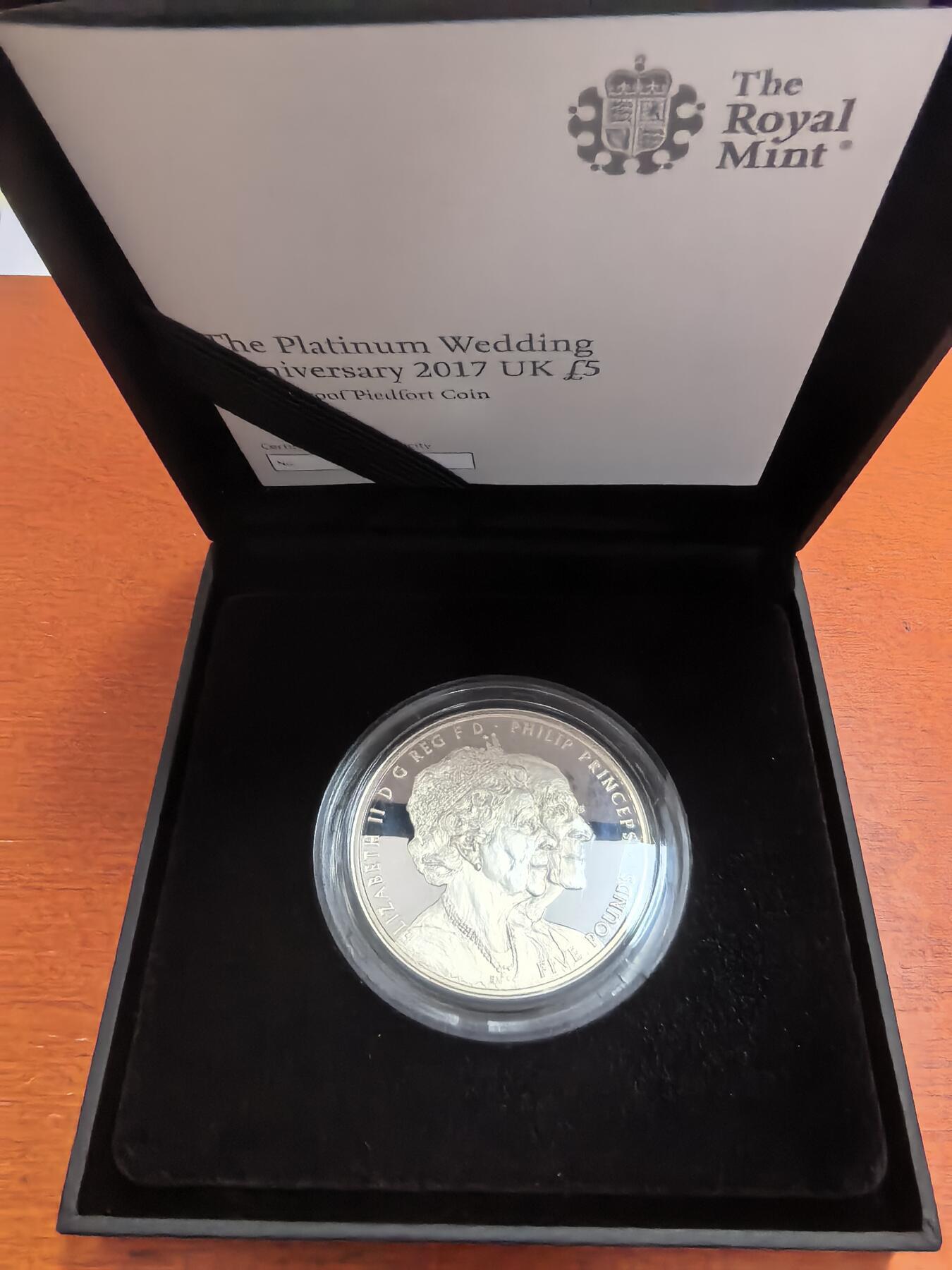 长老汇蛇年精选第八十六场拍卖 2017英国女王夫妇钻石婚5英镑精制加厚银币，56.56克925银，盒证全，4000套