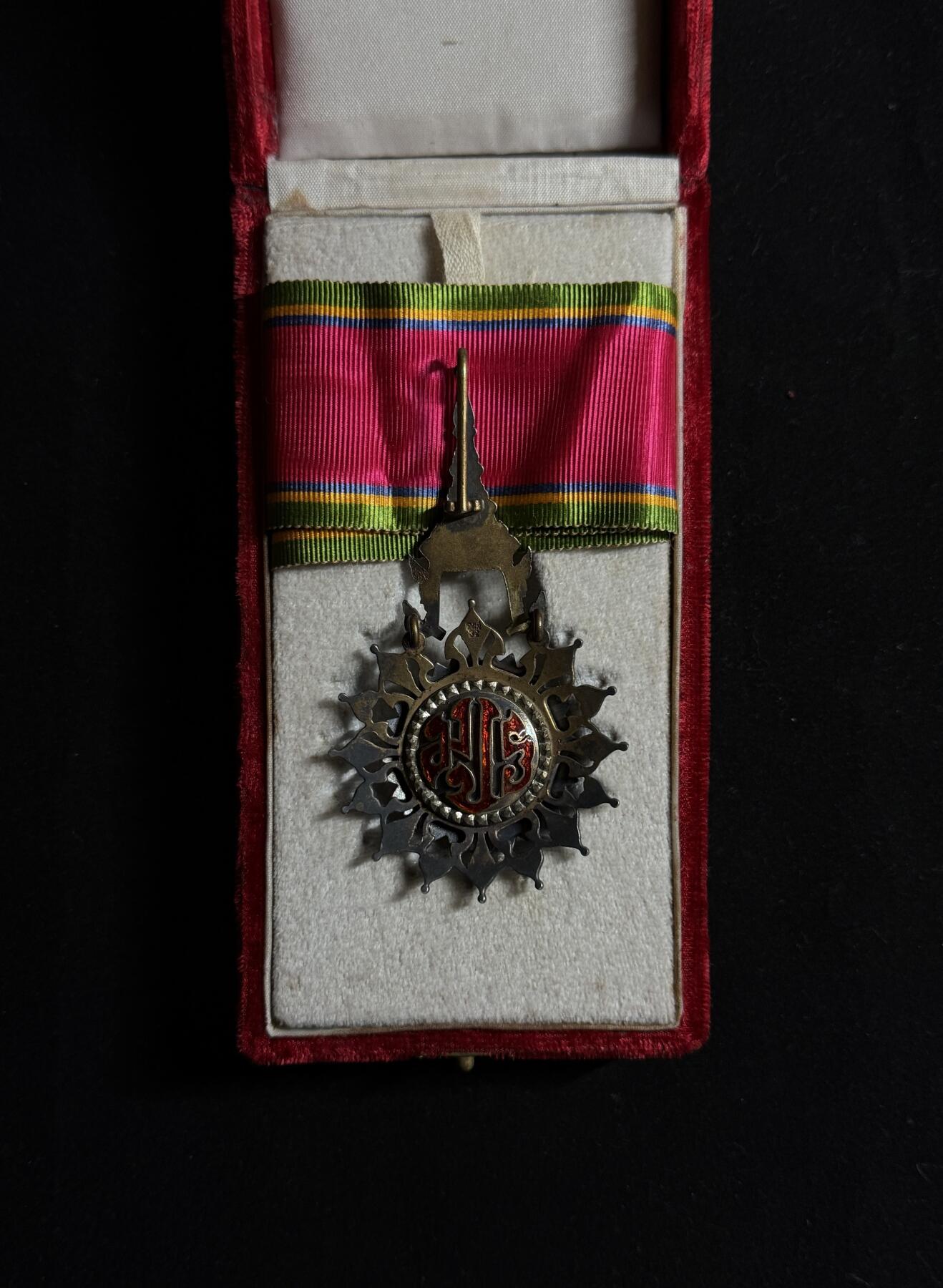 欢庆元旦！戎马世界章牌大赏第109期元旦大拍 泰国白象勋章，银制带盒，指挥官级