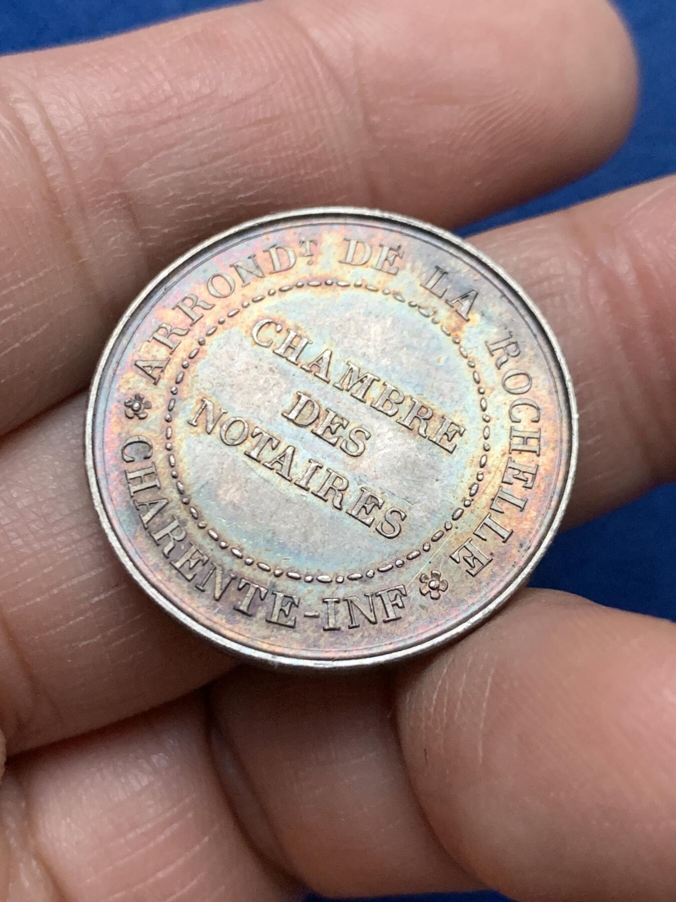 《竞宝斋》第450场 周日，周一，周二  3场连拍 （全场包邮，欢迎送拍） 法国1835年拉罗谢尔市公证员公会银章 约8.4克 27.3mm 手指银标