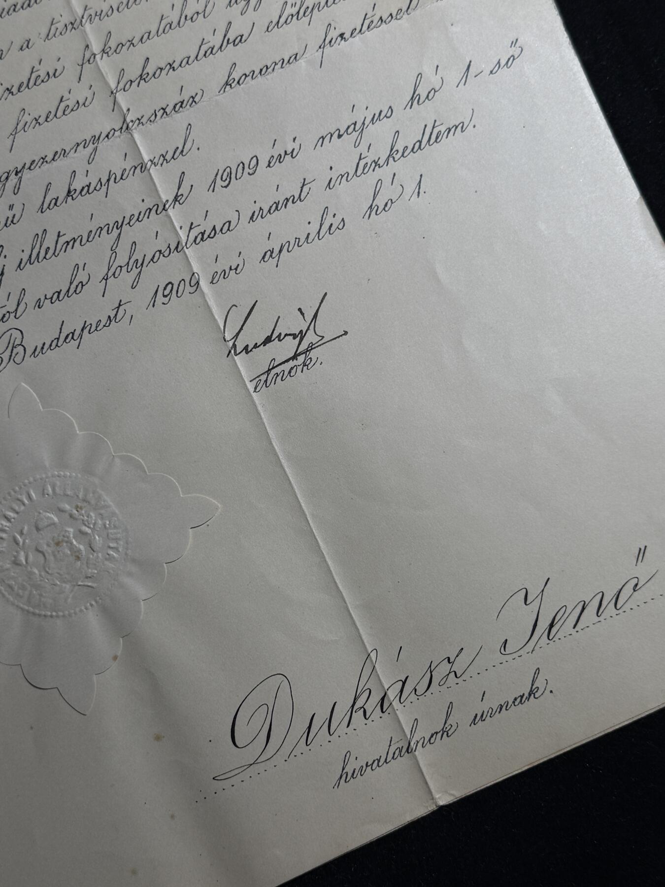 欢庆元旦！戎马世界章牌大赏第109期元旦大拍 匈牙利王国时期国家铁路系统官方任命书原件，由匈牙利王国国家铁路总局于1909年在布达佩斯签发，任命并确认铁路官员 Dukász Jenő 为国家铁路在编公务官员，并将其编入官员薪级体系第2级（中级官员等级）