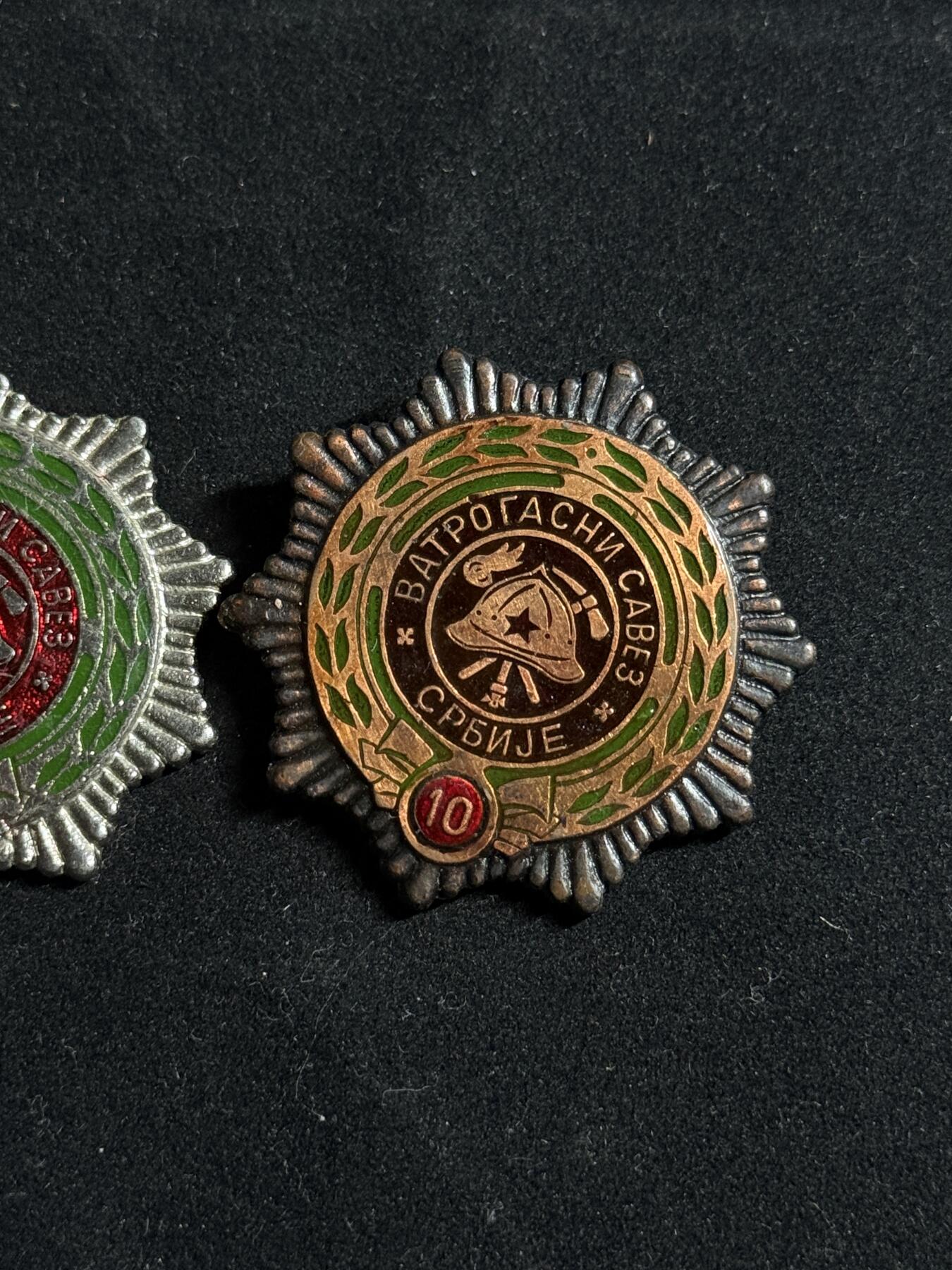 欢庆元旦！戎马世界章牌大赏第109期元旦大拍 南斯拉夫消防员10年与20年服役证章