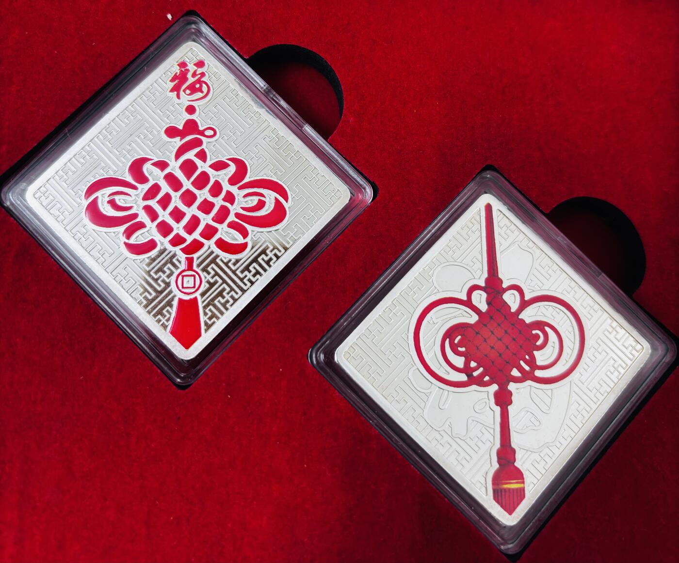 文馨钱币收藏第 286 场，圣诞节专场【 长期接收代拍品低至 0 佣金】 2015 年意大利米兰世博会中国馆官方授权 中国结菱形纪念章梦梦，和和一对，细节看图，中拍随机一套