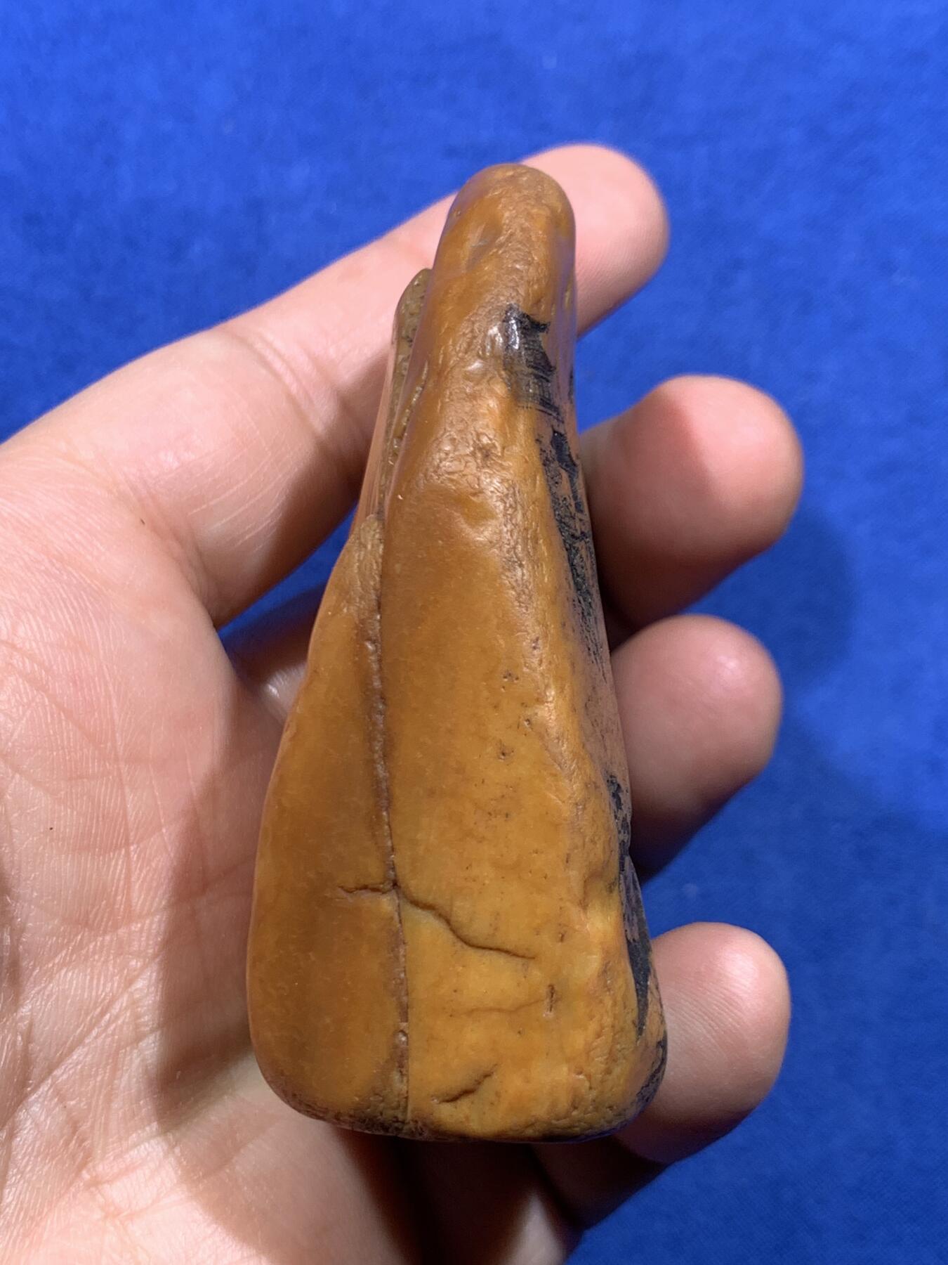 《竞宝斋》第450场 周日，周一，周二  3场连拍 （全场包邮，欢迎送拍） 黄蜡石石雕《鹿鸣见山》尺寸约69*54*27mm，重152.55克，质地很好，油性大，背面的褶皱非常好玩，可做手把件，也可以做摆件，黄蜡石玉化得非常好，打灯可见玉质细腻，画面中元素丰富，场景引人入胜