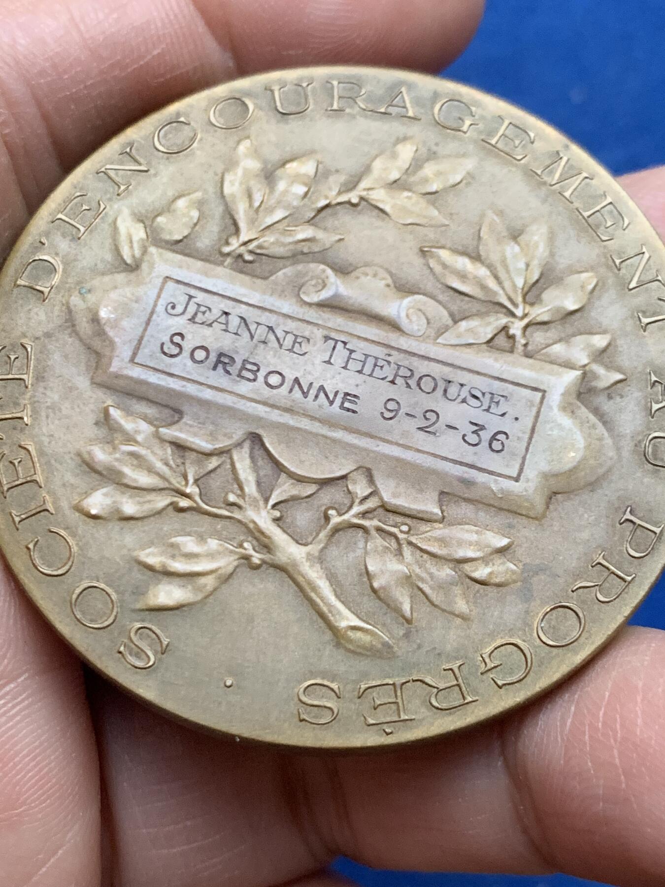 《竞宝斋》第450场 周日，周一，周二  3场连拍 （全场包邮，欢迎送拍） 法国进步鼓励协会铜章 女神侧像 三角边铭 54.65克 49.6mm