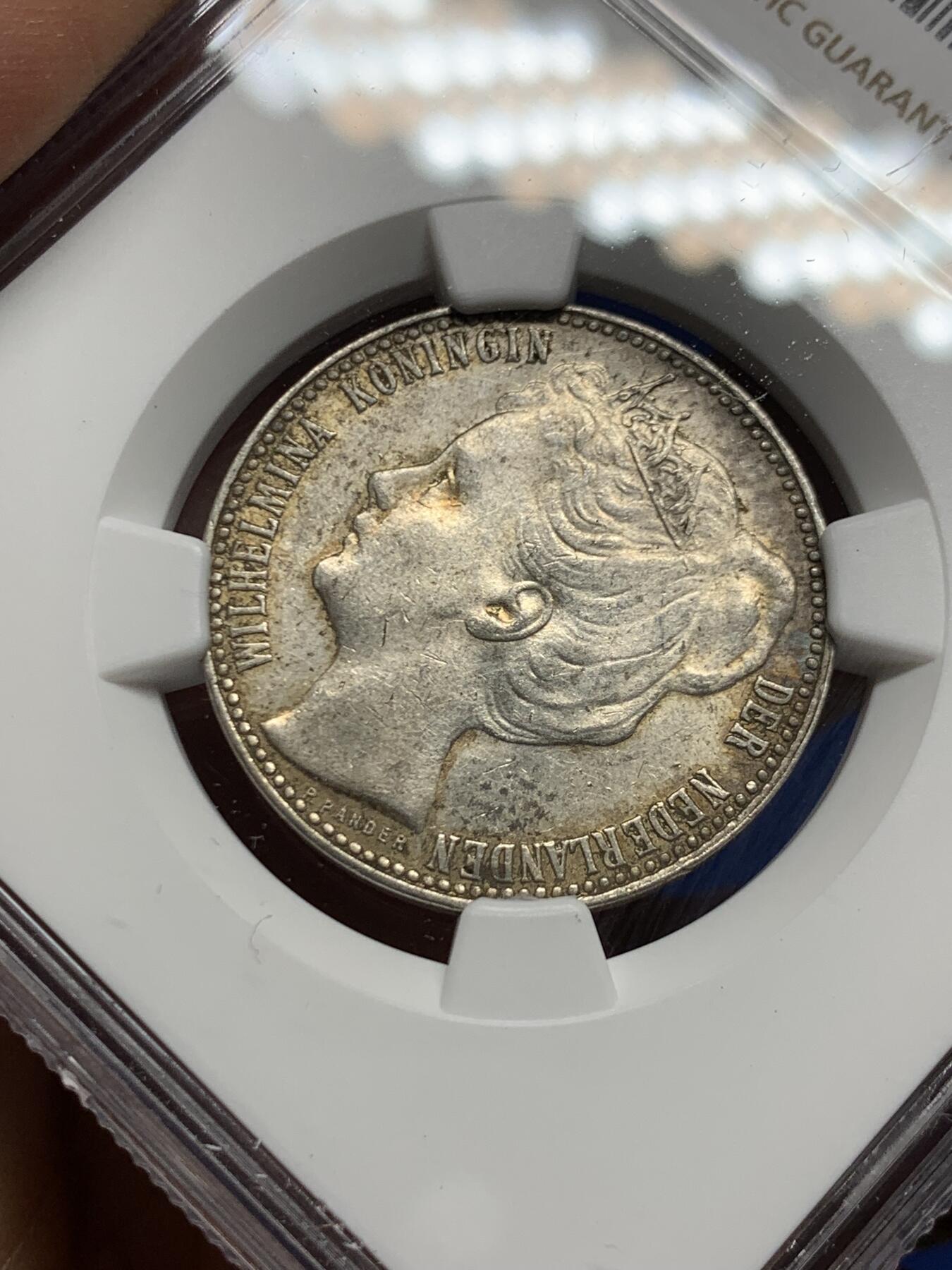 《竞宝斋》第450场 周日，周一，周二  3场连拍 （全场包邮，欢迎送拍） NGC UNCD 荷兰1907威廉敏娜少女头银币，好品相，轻度清洗痕迹，这个品种上UNC本来就已经非常不容易了，品相不错