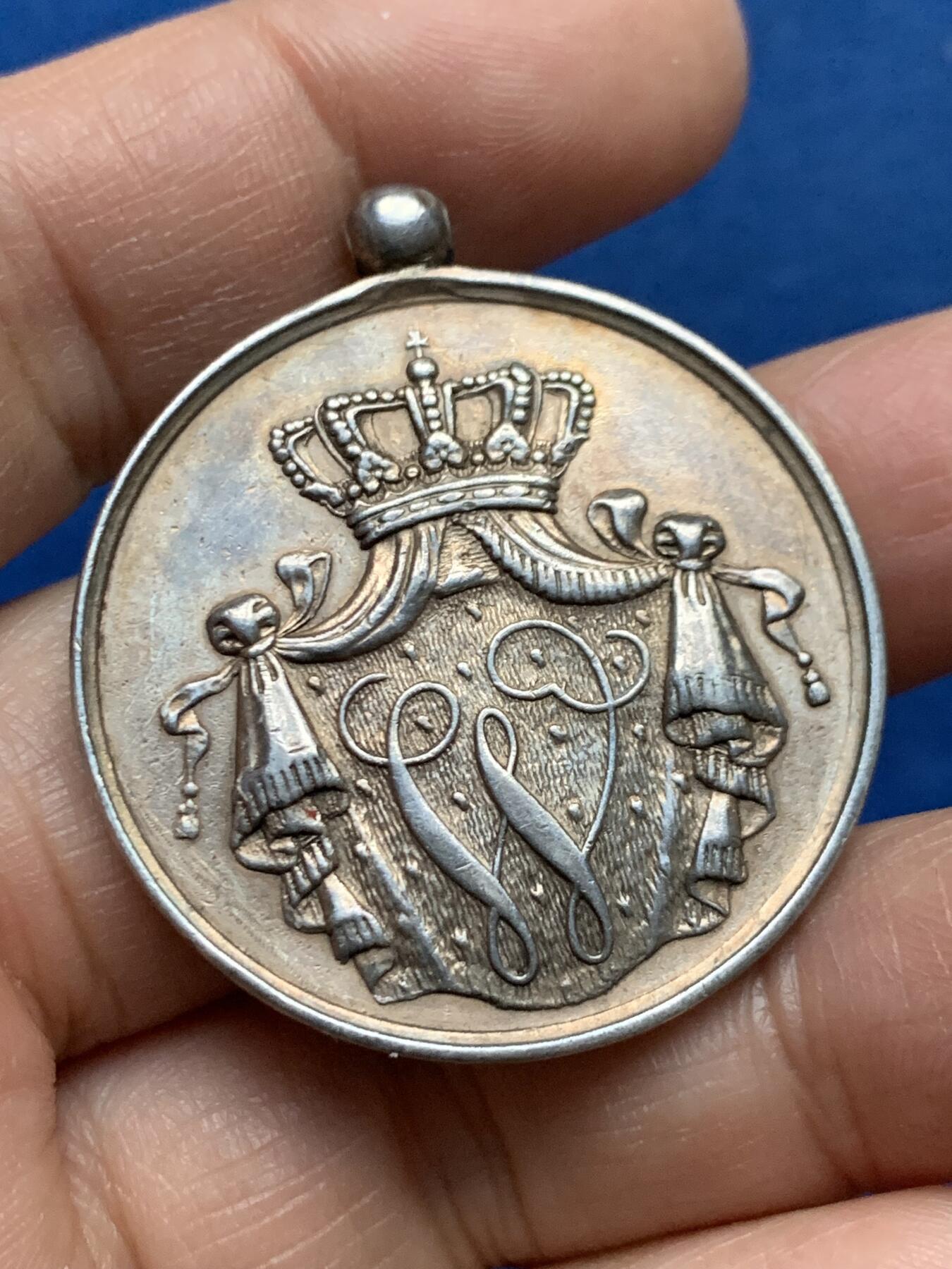 《竞宝斋》第450场 周日，周一，周二  3场连拍 （全场包邮，欢迎送拍） 荷兰忠诚服务银章 带环重约21.3克 36.7mm