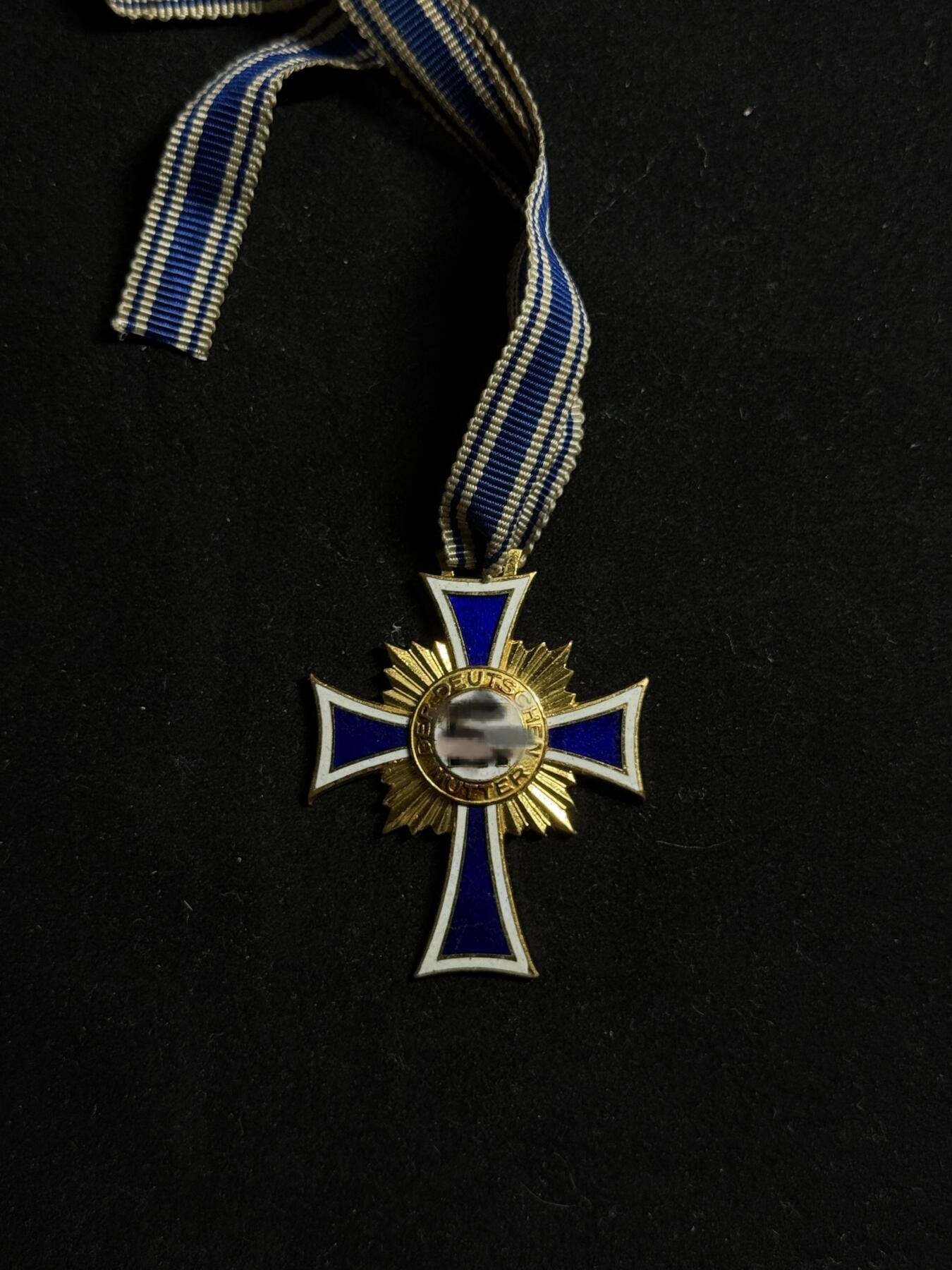 欢庆元旦！戎马世界章牌大赏第109期元旦大拍 德国金级母亲勋章，章芯与十字臂珐琅有破损