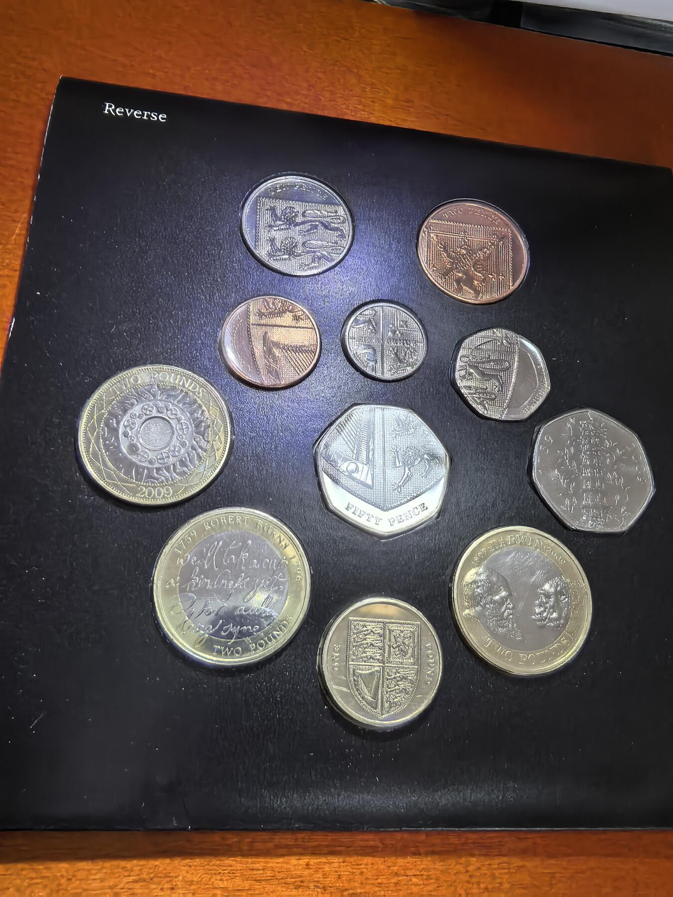 长老汇蛇年精选第八十六场拍卖 2009英国精制币12枚，盒证全，含大热门邱园50便士，普制币套装市场价大约2900元，邱园中国塔灵感来自南京大报恩寺