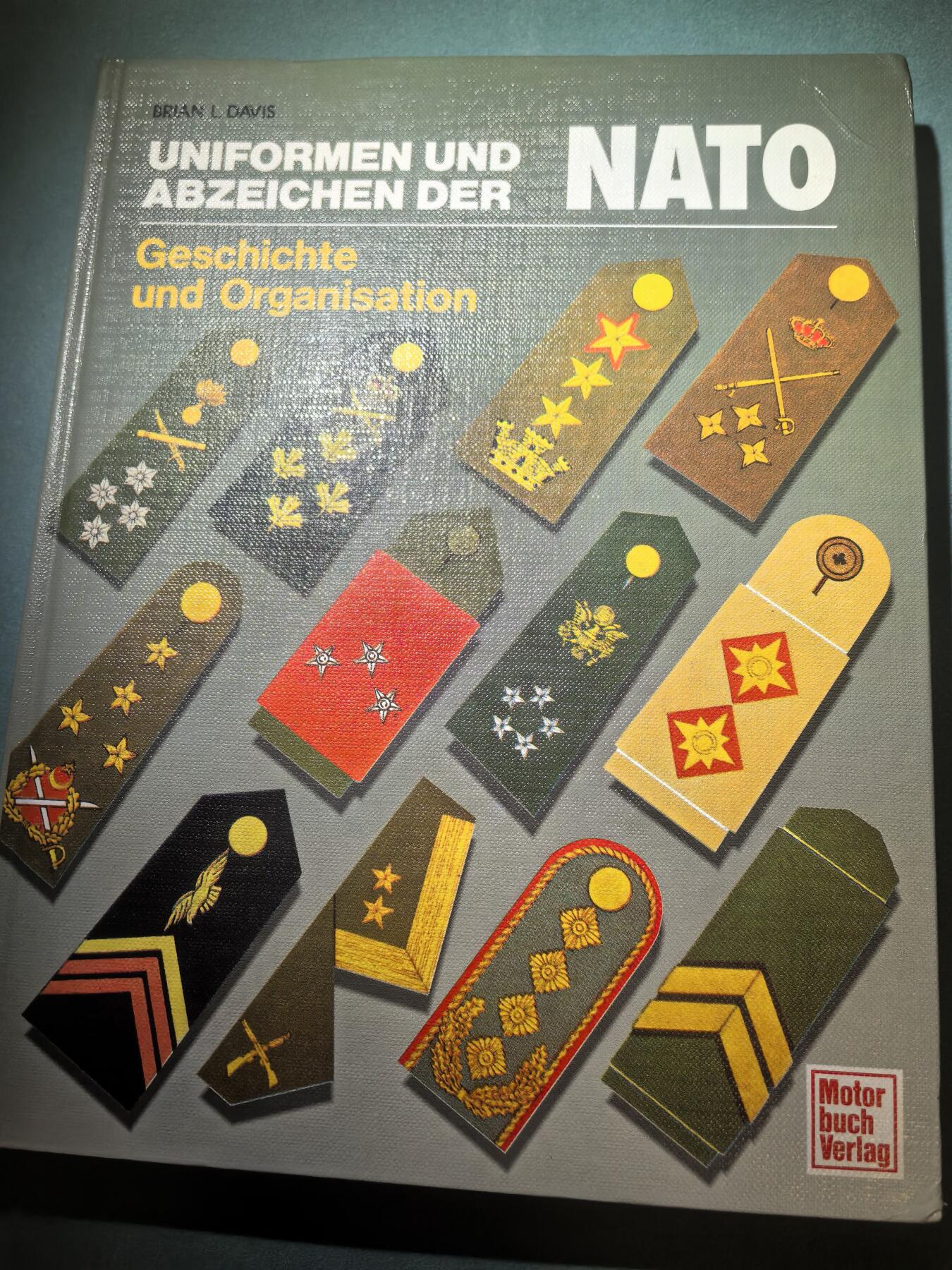 盛世勋华——号角文化勋章邮票专场拍卖第295期 北约各国军队制服徽章 大量手绘图示 极好的工具书 210页