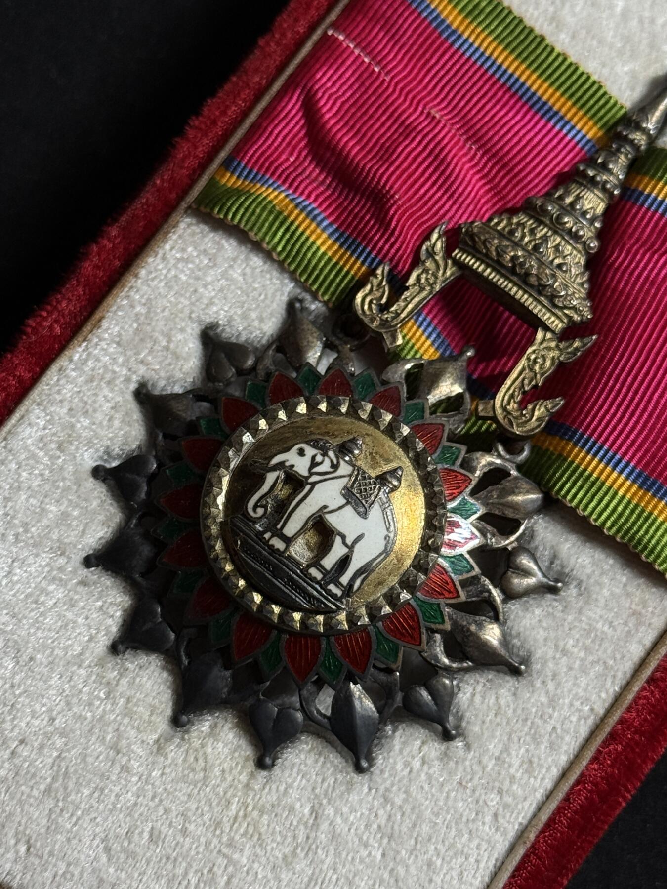 欢庆元旦！戎马世界章牌大赏第109期元旦大拍 泰国白象勋章，银制带盒，指挥官级