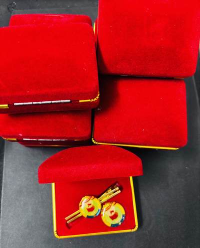 文馨钱币收藏第 286 场，圣诞节专场【 长期接收代拍品低至 0 佣金】 - 5 稀少原盒 1949 年中国人民政治协商会议胸徽章一对，一共 11 套，中拍随机一套