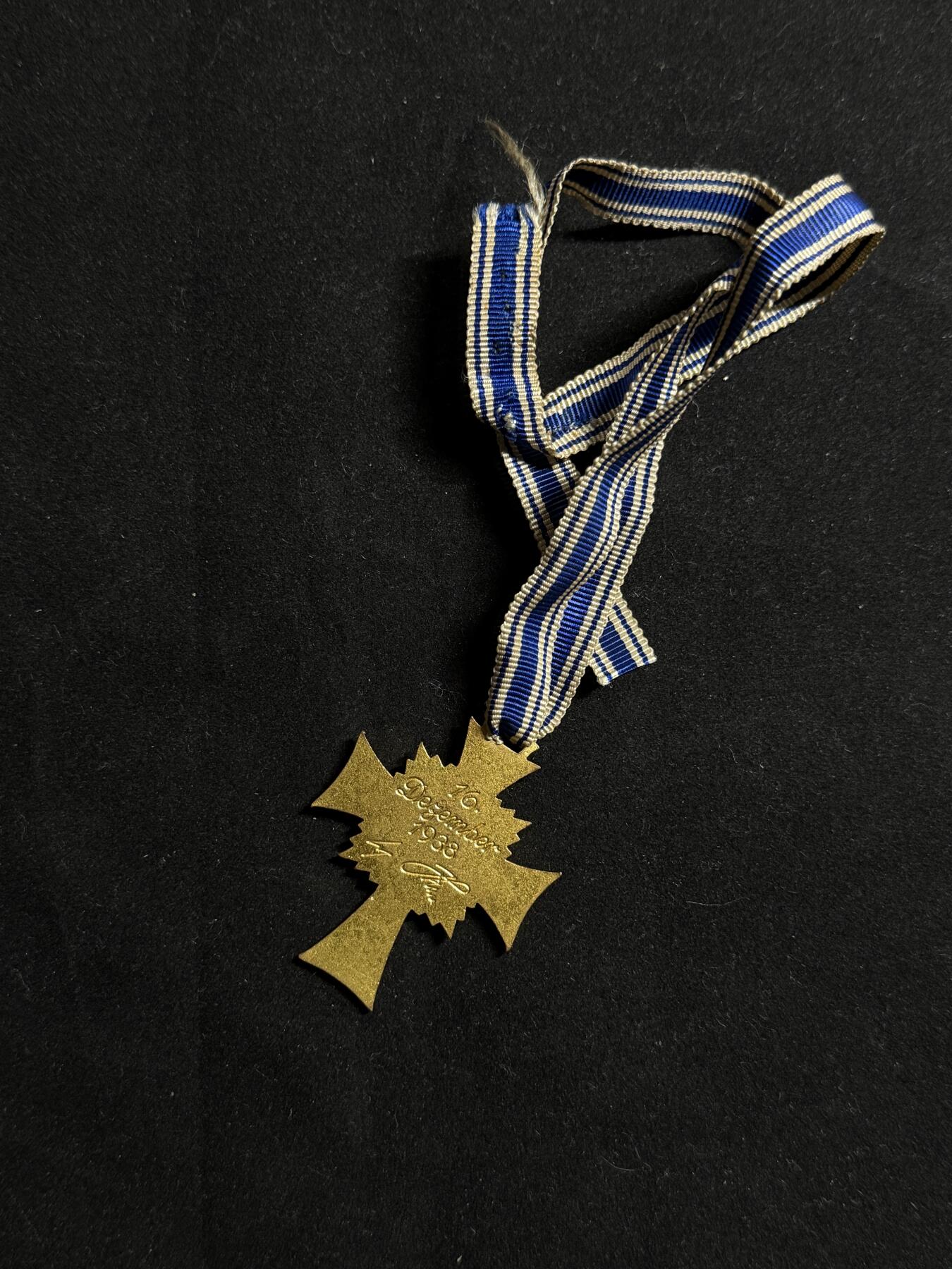 欢庆元旦！戎马世界章牌大赏第109期元旦大拍 德国金级母亲勋章，章芯与十字臂珐琅有破损