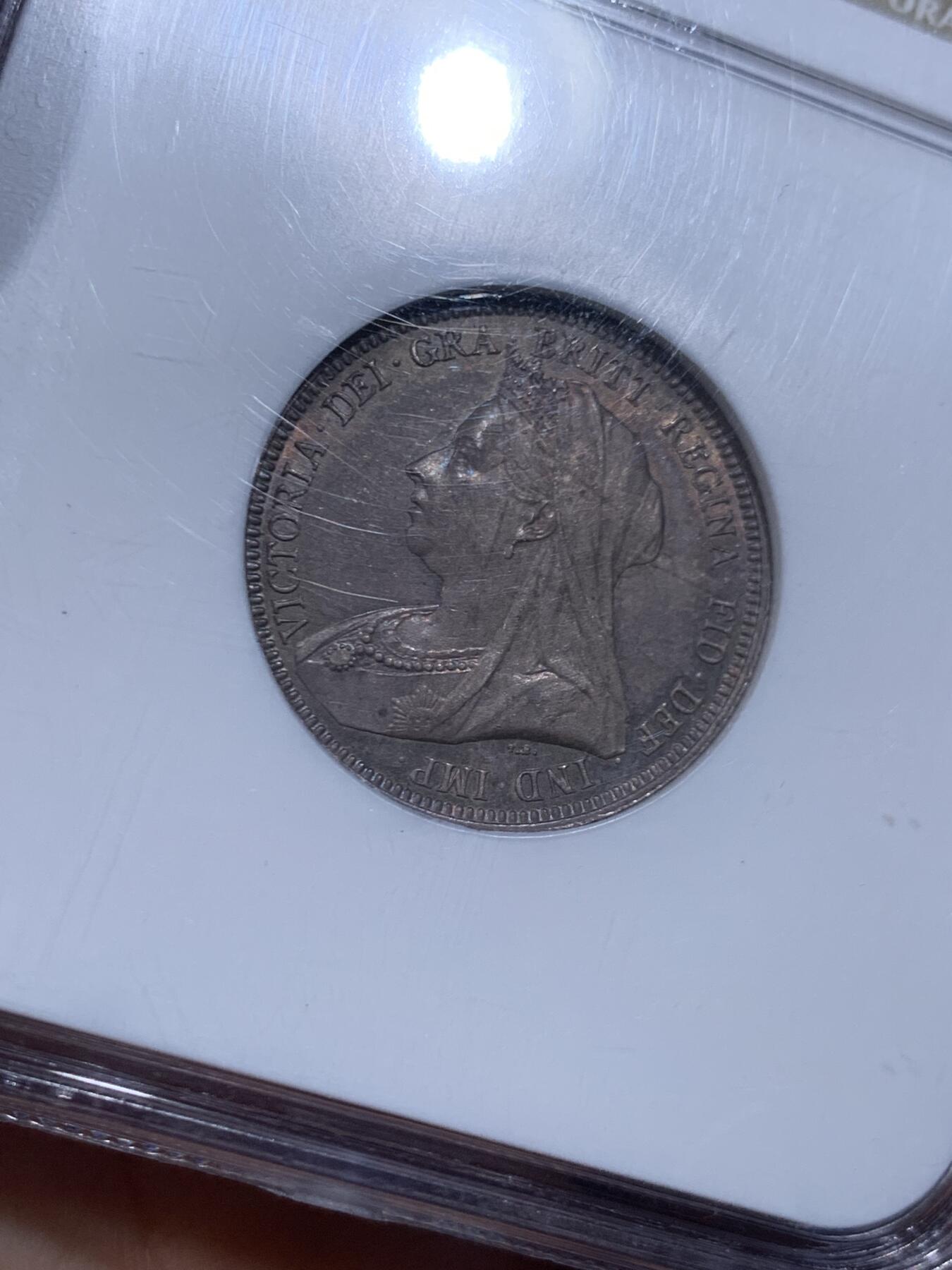 《竞宝斋》第450场 周日，周一，周二  3场连拍 （全场包邮，欢迎送拍） NGC MS64 英国 1893年 维多利亚披纱一先令 紫罗兰包浆 底板状态很好 很漂亮的小银币