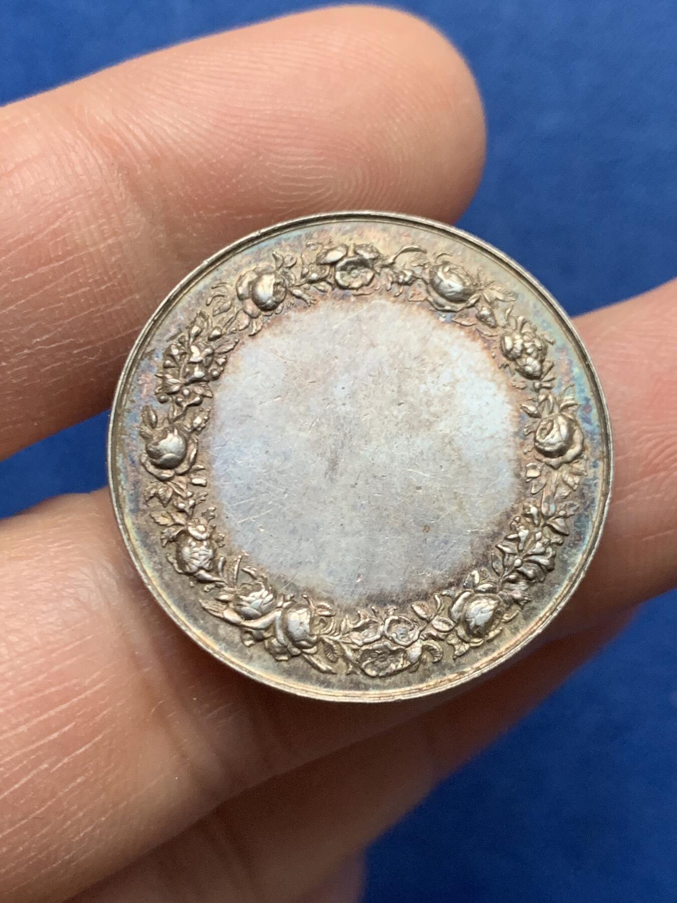 《竞宝斋》第450场 周日，周一，周二  3场连拍 （全场包邮，欢迎送拍） 法国婚章 10.5克 27.9mm 丰饶角1银标 背面无刻字