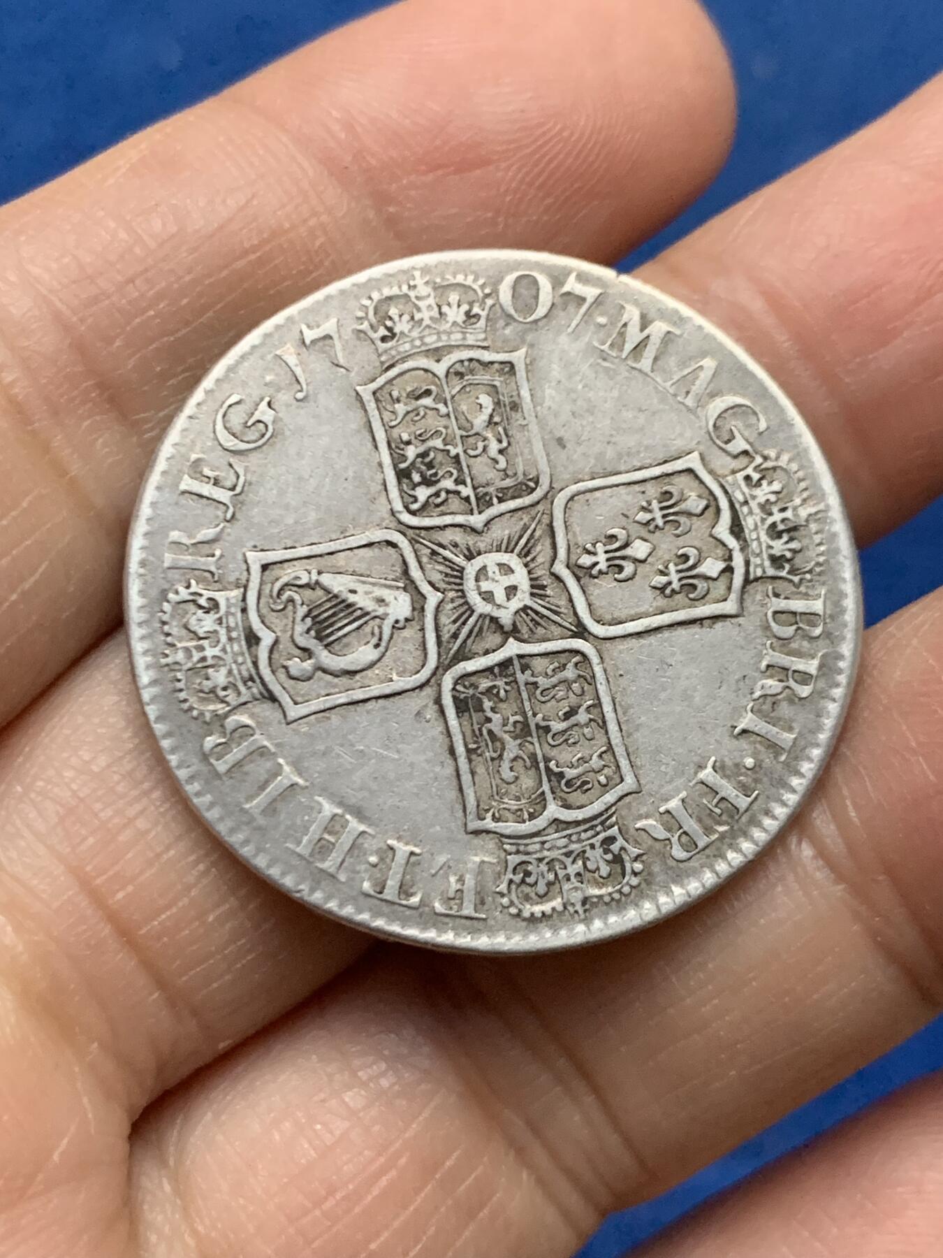 《竞宝斋》第450场 周日，周一，周二  3场连拍 （全场包邮，欢迎送拍） 英国1707年安妮女王半克朗银币 大不列颠首版! 爱丁堡E厂 英格兰苏格兰合并为大不列颠后首版 经典十字盾徽从英苏分盾改成了英苏拼合盾 苏格兰爱丁堡厂开始改生产英格兰制式钱币之时 安妮女王头像威严端庄 图案完整 边铭在位第六年清晰可读 嘴上有个小戳