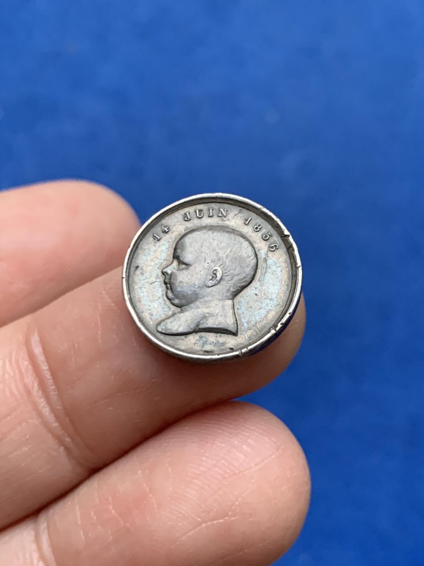 《竞宝斋》第450场 周日，周一，周二  3场连拍 （全场包邮，欢迎送拍） 法国1856年拿破仑四世洗礼纪念银章，正面拿破仑四世，背面拿破仑三世夫妇头像，15.7mm，1.85克，有划痕