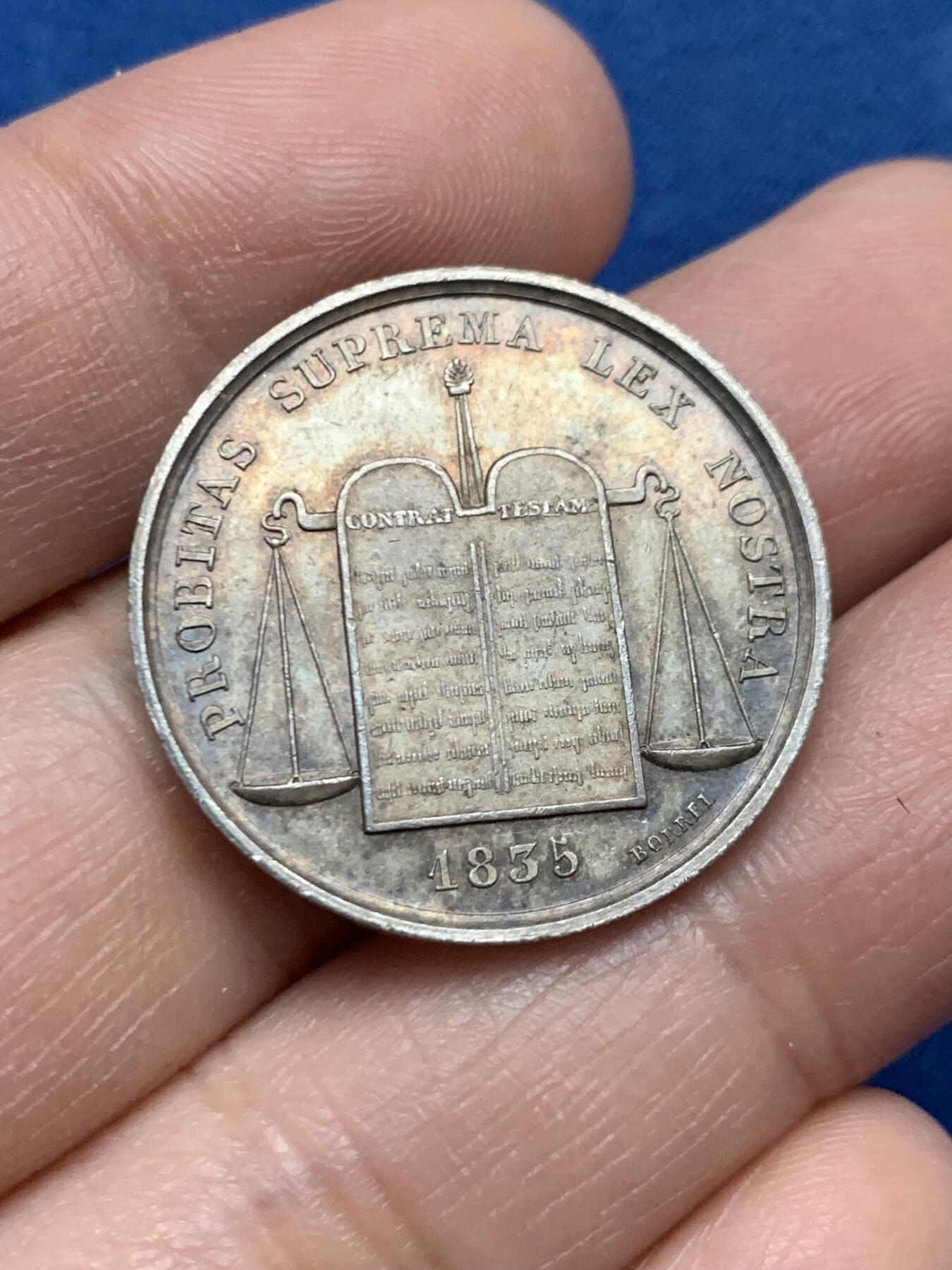 《竞宝斋》第450场 周日，周一，周二  3场连拍 （全场包邮，欢迎送拍） 法国1835年拉罗谢尔市公证员公会银章 约8.4克 27.3mm 手指银标