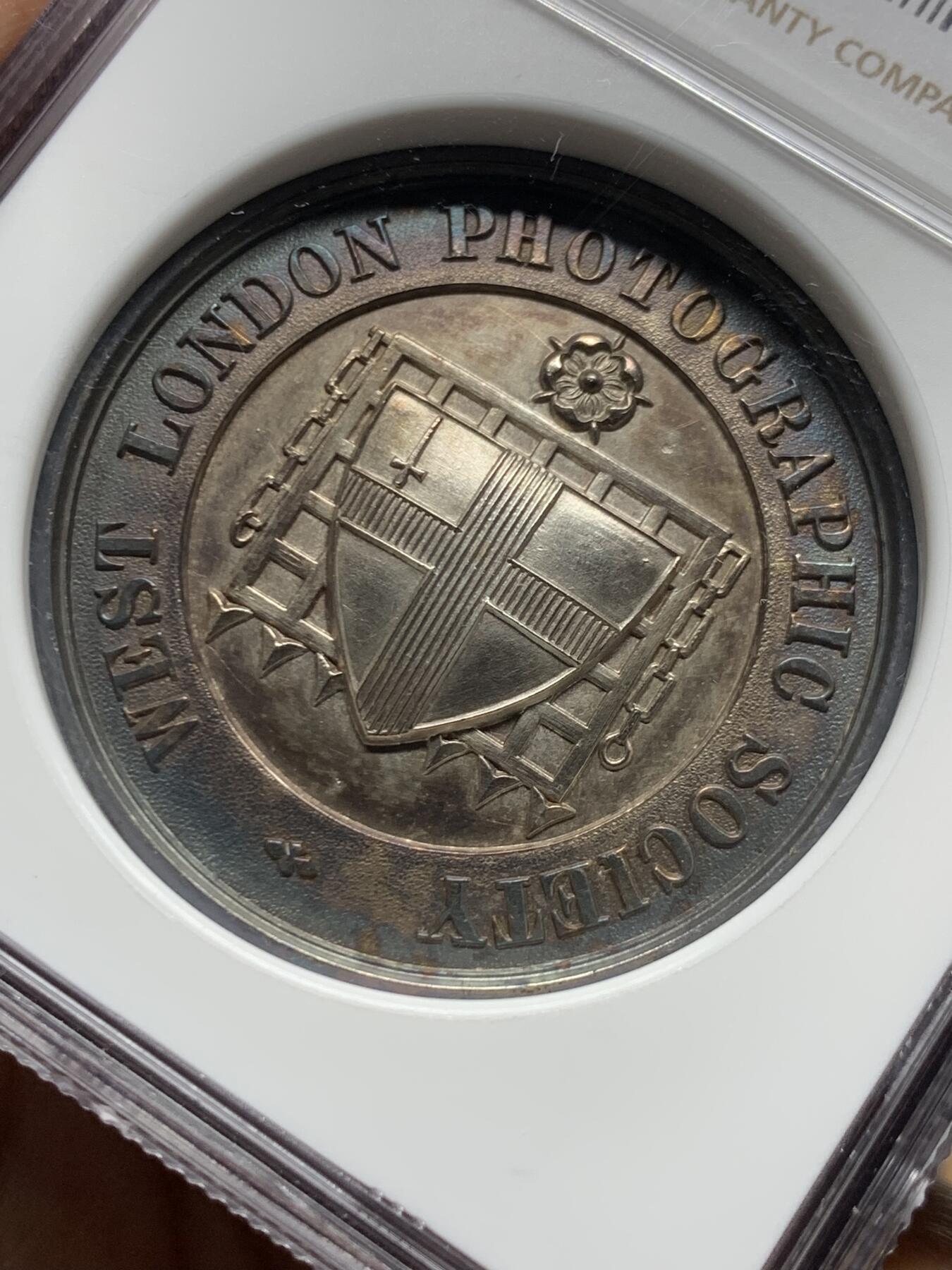 《竞宝斋》第450场 周日，周一，周二  3场连拍 （全场包邮，欢迎送拍） NGC UNCD 英国1892年伦敦摄影展纪念银章，自然氧化包浆还是特别漂亮，原汁原味。39mm，加厚盒。