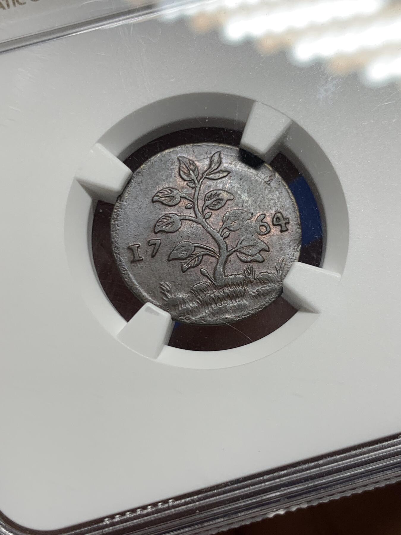 《竞宝斋》第450场 周日，周一，周二  3场连拍 （全场包邮，欢迎送拍） NGC AUD 荷属苏里南 1764年 1杜伊特 铜币 极美原铜光 相对少见的LONG GRASS版 仅单年发行 稀缺品种