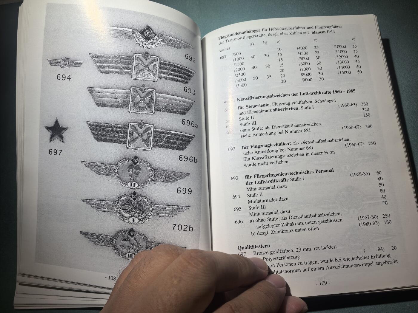 盛世勋华——号角文化勋章邮票专场拍卖第295期 东德官方出版 德意志民主共和国的勋章奖章证章  作者Frank Bartel签名 厚达448页