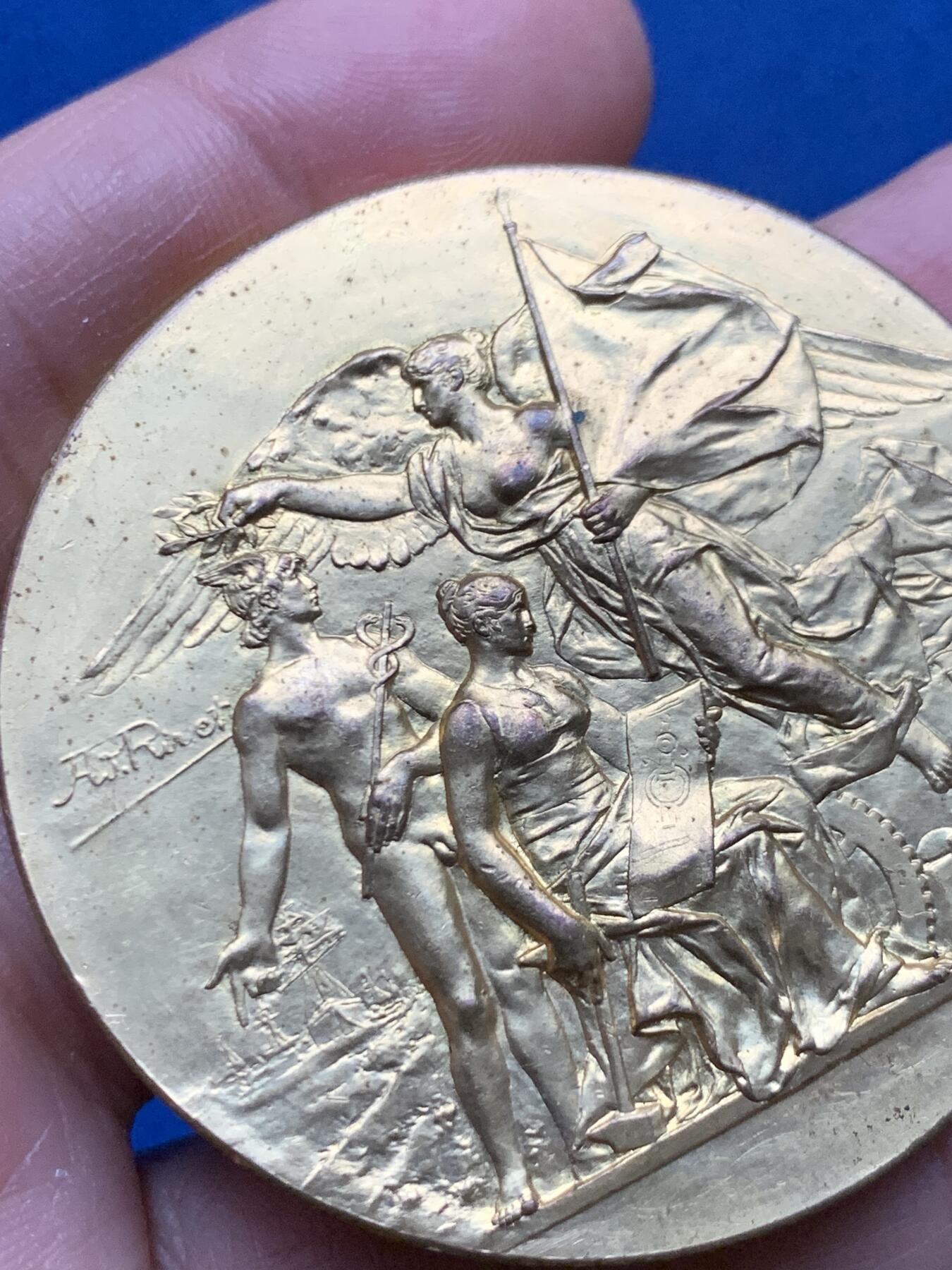 《竞宝斋》第450场 周日，周一，周二  3场连拍 （全场包邮，欢迎送拍） 1896年马赛国际博览会女神镀金铜章 66.9克 50.3mm 丰饶角铜标