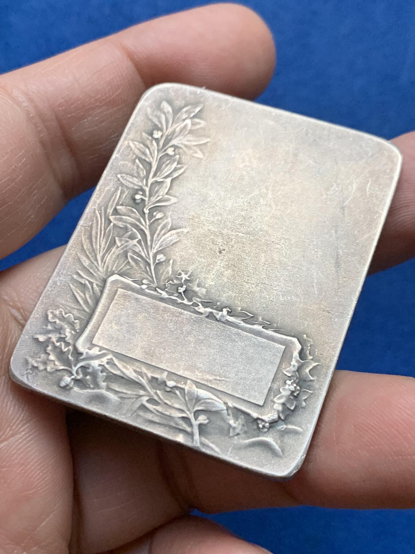 《竞宝斋》第450场 周日，周一，周二  3场连拍 （全场包邮，欢迎送拍） 法国戎装玛丽方形射击镀银铜章 背面无刻字 正方形铜标边铭 39.85克 49.8*38.5mm