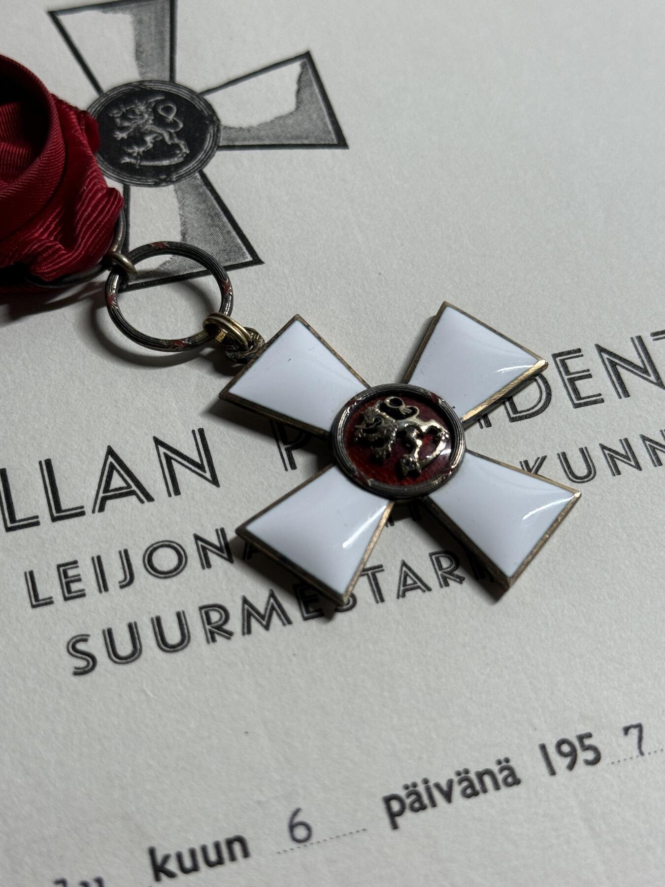 欢庆元旦！戎马世界章牌大赏第109期元旦大拍 芬兰骑士一级雄狮勋章，银制镀金 带证，授予女性教师 得主战时任准军事辅助人员（lotta)，带部分履历