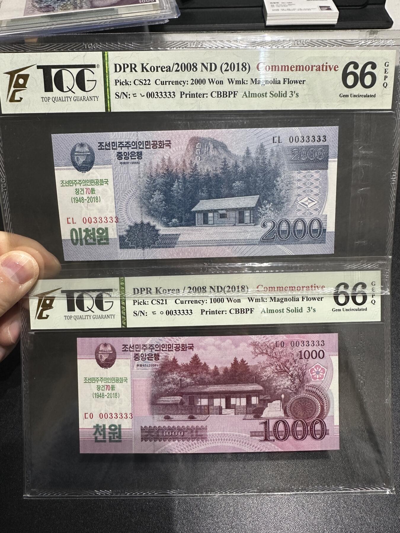 《外钞收藏家》第五百九十六期（精品大拍场）（本平台长期征集拍品、欢迎藏友们联系合作） 2008年朝鲜1000和2000元2张全同号0033333 TQG评级66