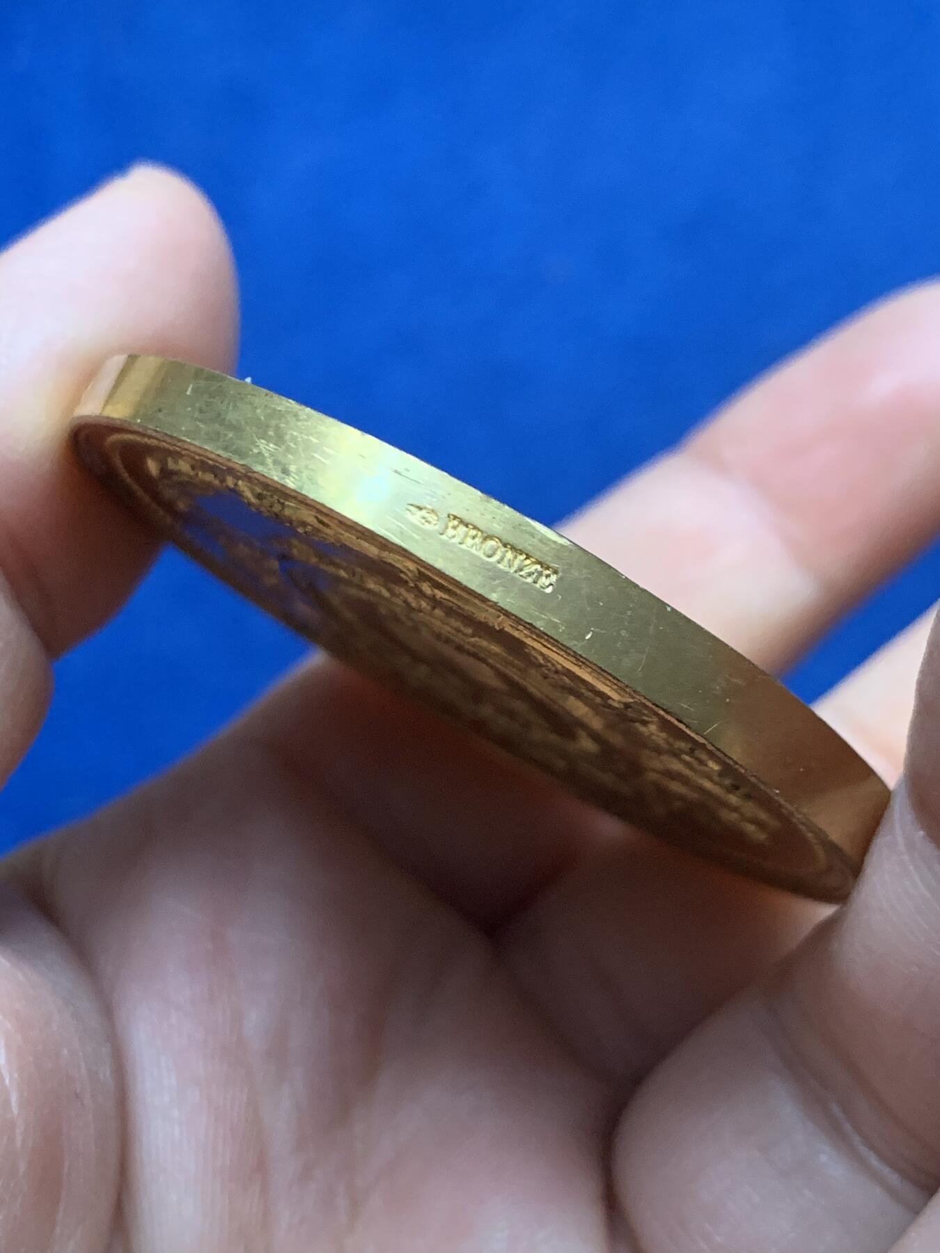 《竞宝斋》第450场 周日，周一，周二  3场连拍 （全场包邮，欢迎送拍） 1896年马赛国际博览会女神镀金铜章 66.9克 50.3mm 丰饶角铜标