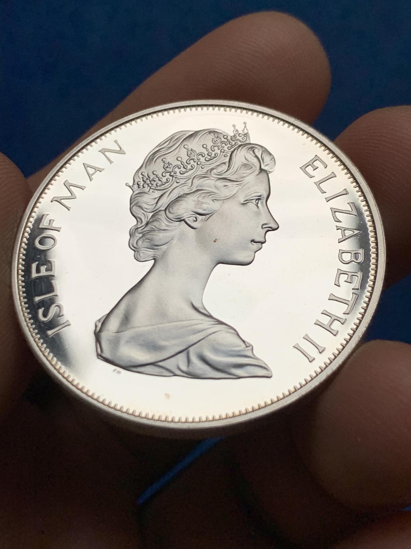 《竞宝斋》第450场 周日，周一，周二  3场连拍 （全场包邮，欢迎送拍） 马恩岛1977年伊丽莎白二世女王登基25周年1克朗精制银币 925银 28.45克