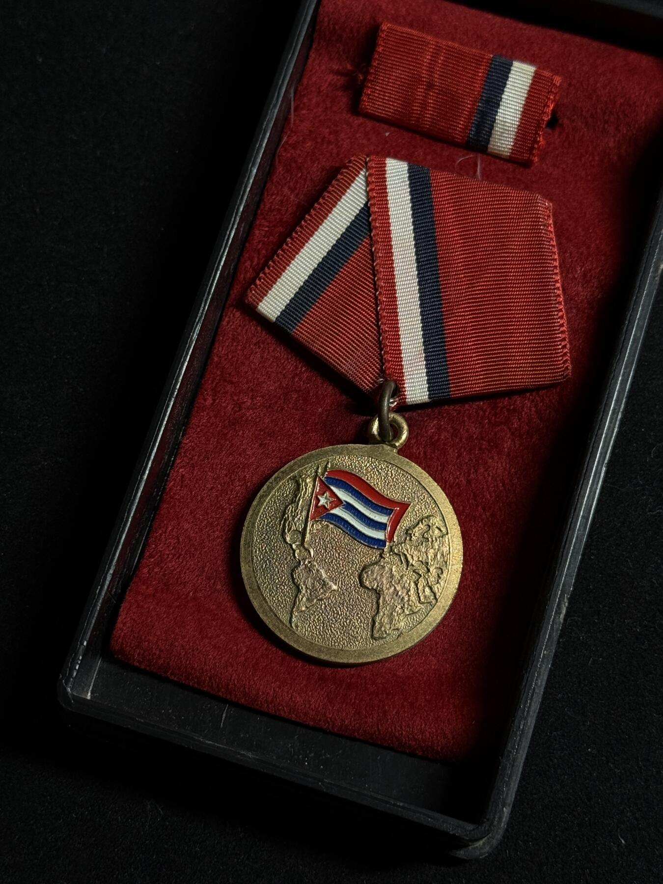 欢庆元旦！戎马世界章牌大赏第109期元旦大拍 古巴国际主义战士奖章，盒略齐全，非常少见