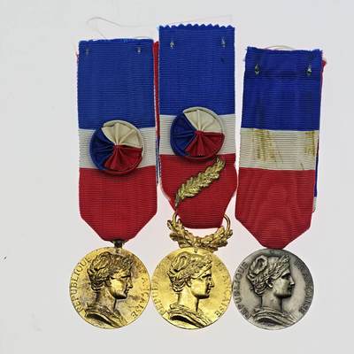 勋章奖章交易所2025年12月28拍卖 - 法国劳动奖章一组，同一人三个级别，银质镀金