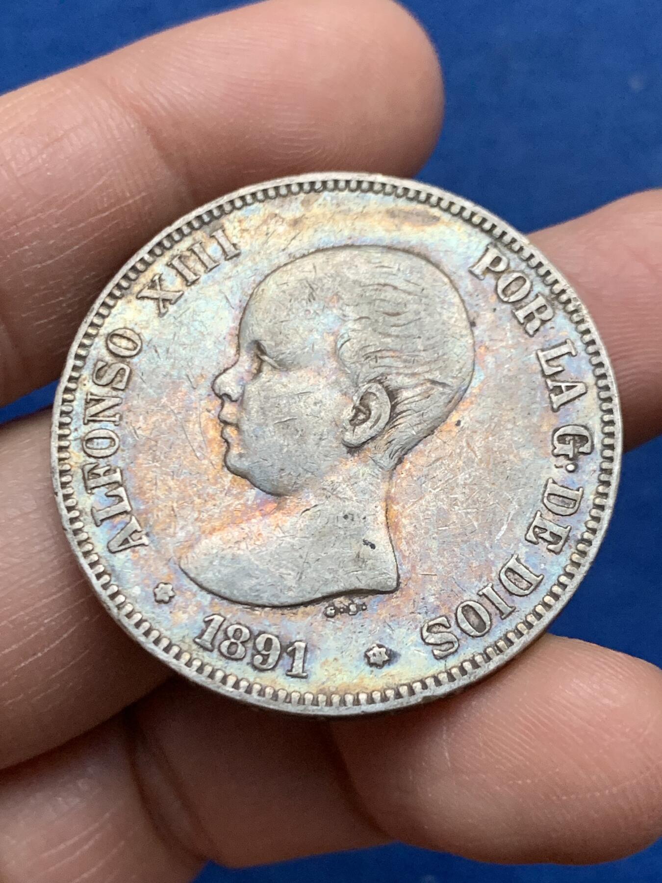 《竞宝斋》第450场 周日，周一，周二  3场连拍 （全场包邮，欢迎送拍） 西班牙1891年阿方索十三世婴儿头双柱5比塞塔银币 背面霓虹月牙彩 小脸胖嘟嘟 状态难遇