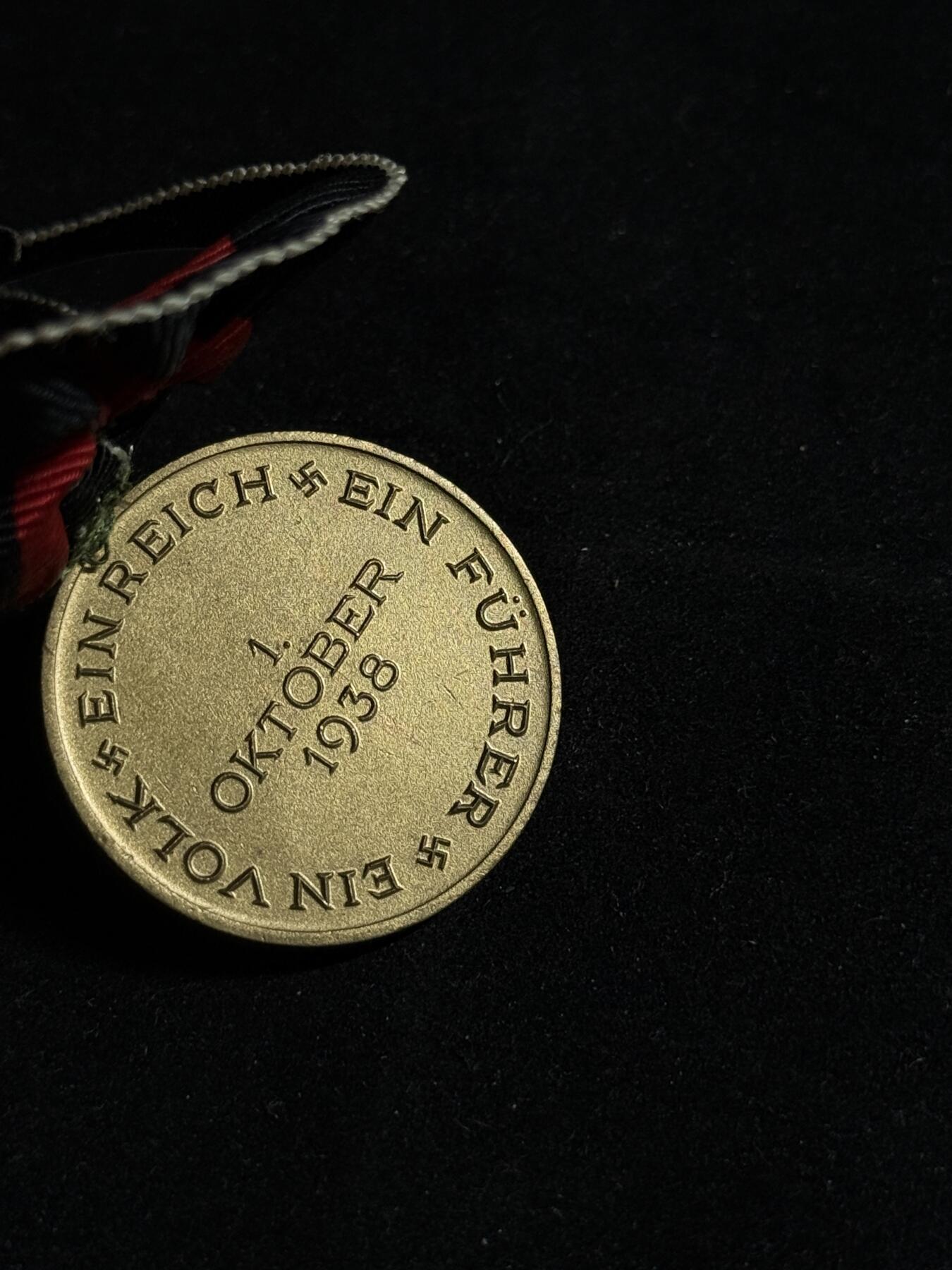 欢庆元旦！戎马世界章牌大赏第109期元旦大拍 铭记历史，珍爱和平！德国二战苏台德回归奖章，上挂后缝