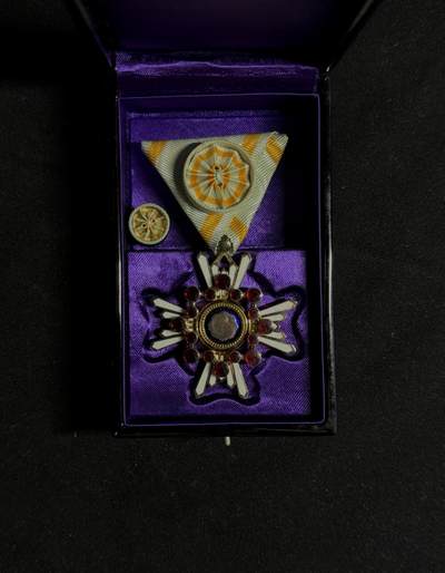 欢庆元旦！戎马世界章牌大赏第109期元旦大拍 - 日本勋四等瑞宝章，盒略齐全，盒子侧面有瑕疵