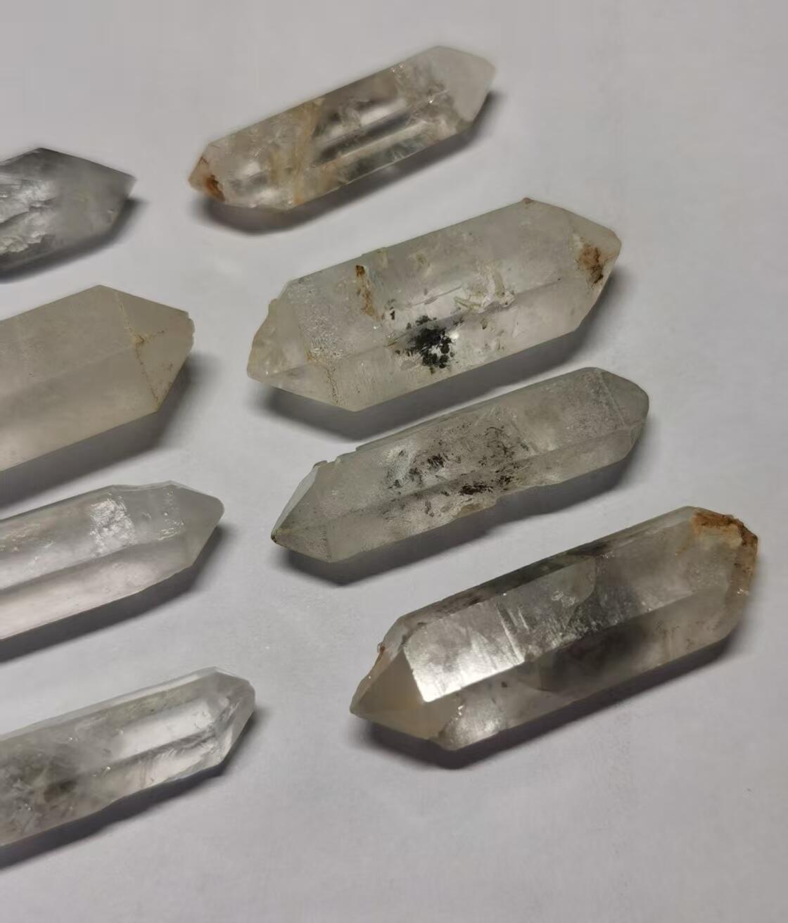 七河·世界钱币杂件水晶矿标小拍（总第31期） 藏家出品 X672（4） 周正双尖长条 云贵闪灵水晶原石 一组8件 本件拍品由合作藏家邮寄