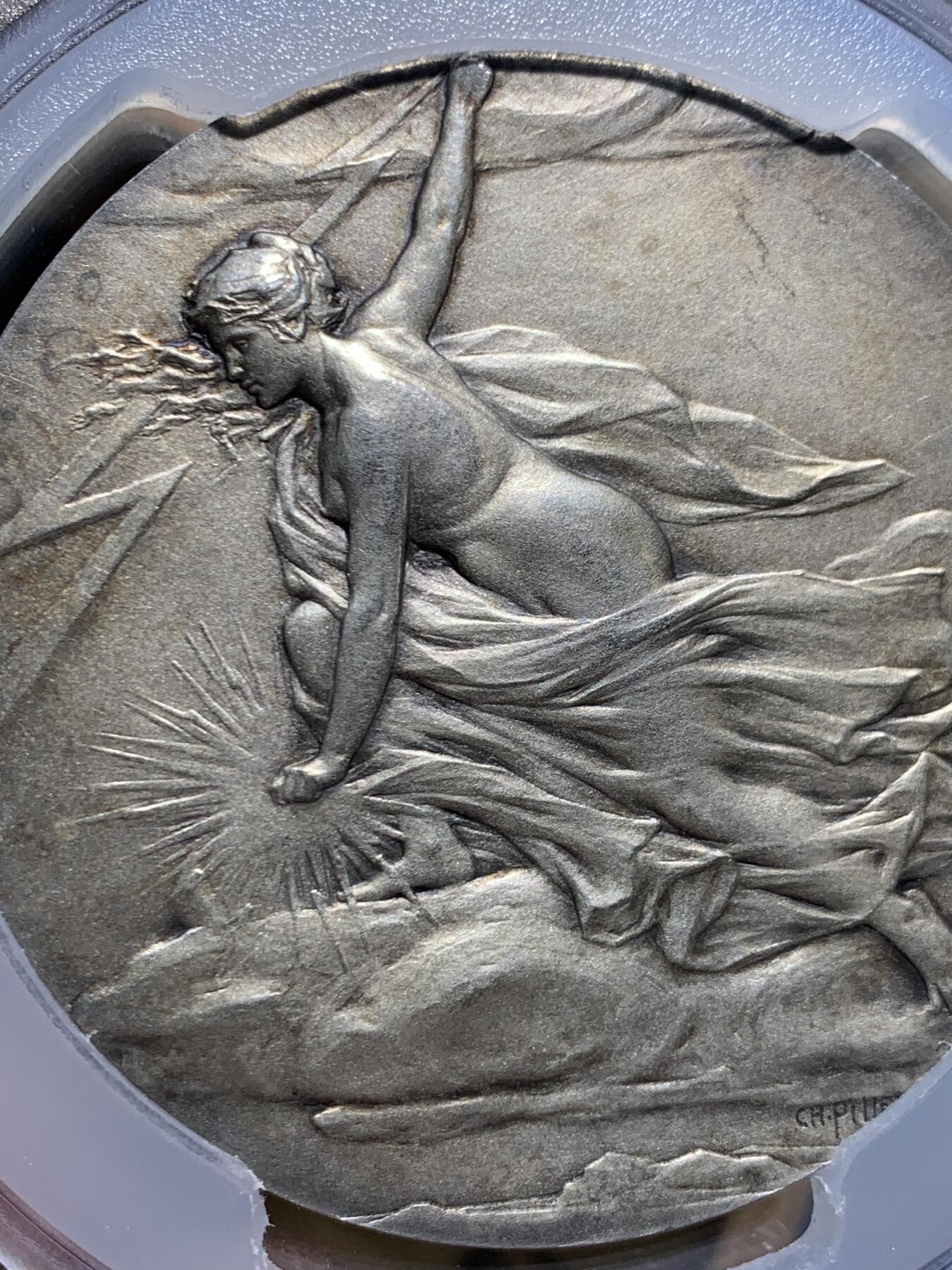 《竞宝斋》第450场 周日，周一，周二  3场连拍 （全场包邮，欢迎送拍） PCGS SP63 高分 1880年清凉女神镀银大奖章，皮列 Pillet 作品，设计精美，正面：清凉女神手握闪电，背面：城市景观，瀑布流水，高山树林、房屋桥梁。PCGS加大盒装