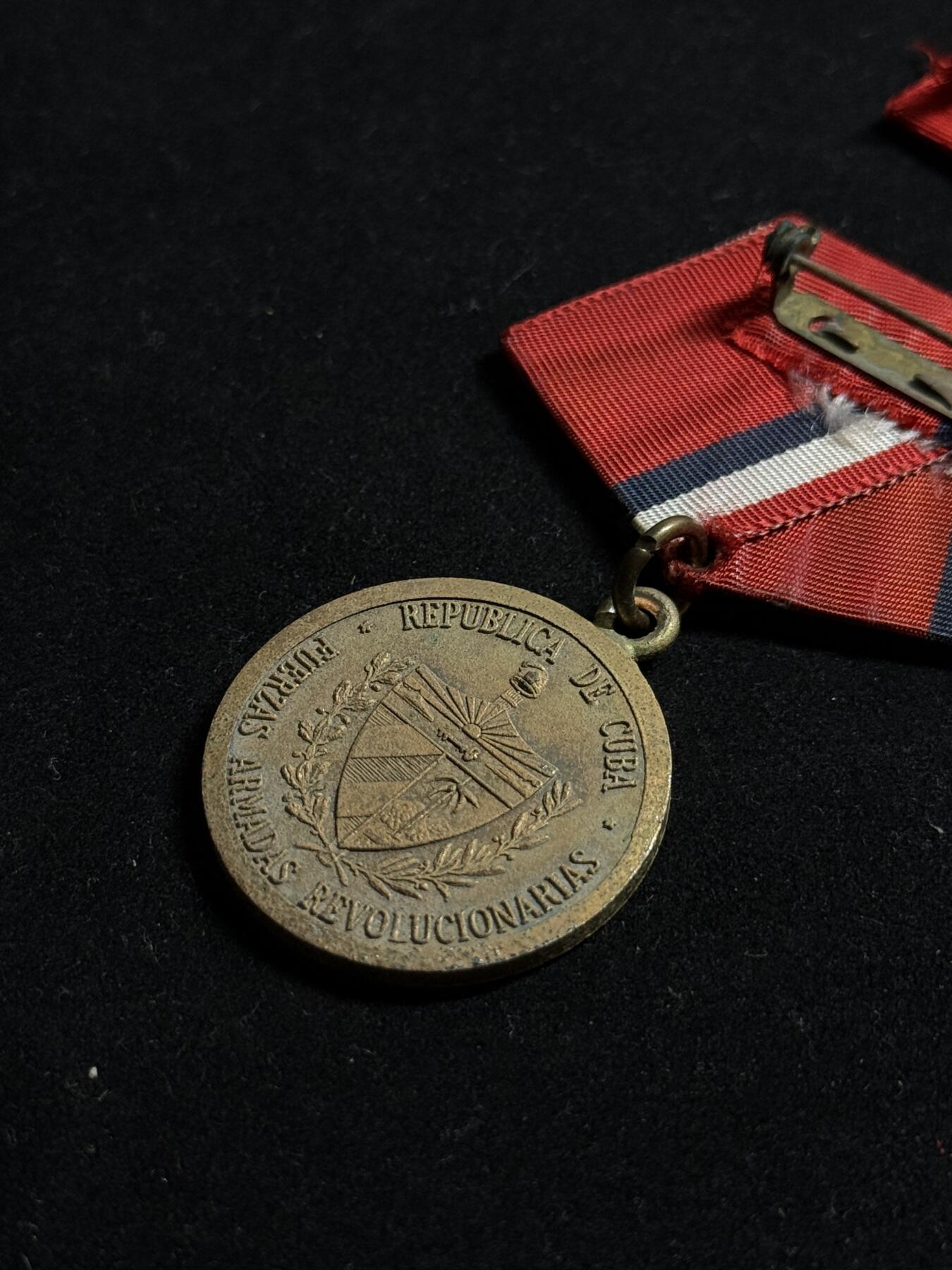 欢庆元旦！戎马世界章牌大赏第109期元旦大拍 古巴国际主义战士奖章，盒略齐全，非常少见