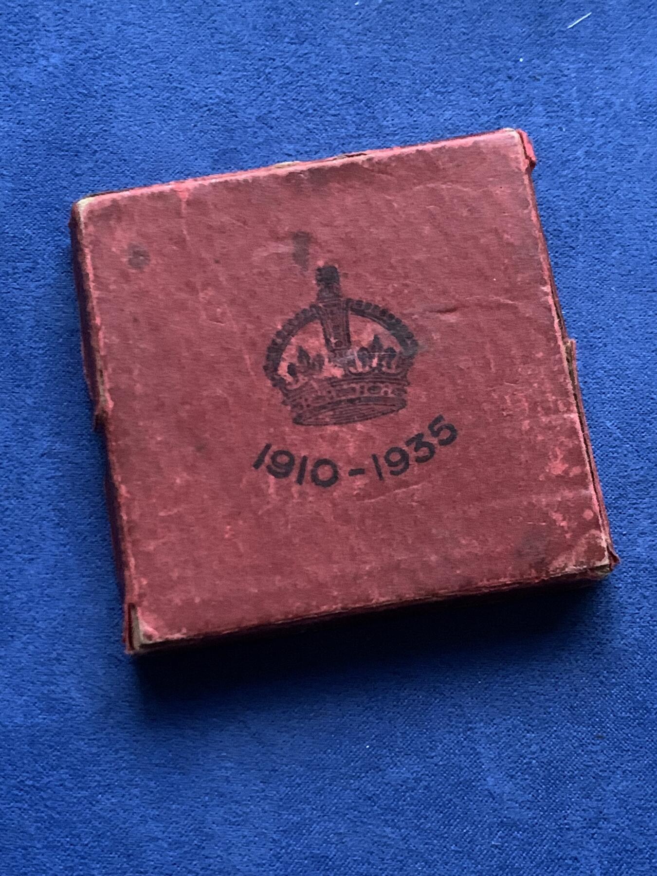 《竞宝斋》第450场 周日，周一，周二  3场连拍 （全场包邮，欢迎送拍） 英国1935年乔治五世银禧纪念银章 15.7克 31.5mm 原盒