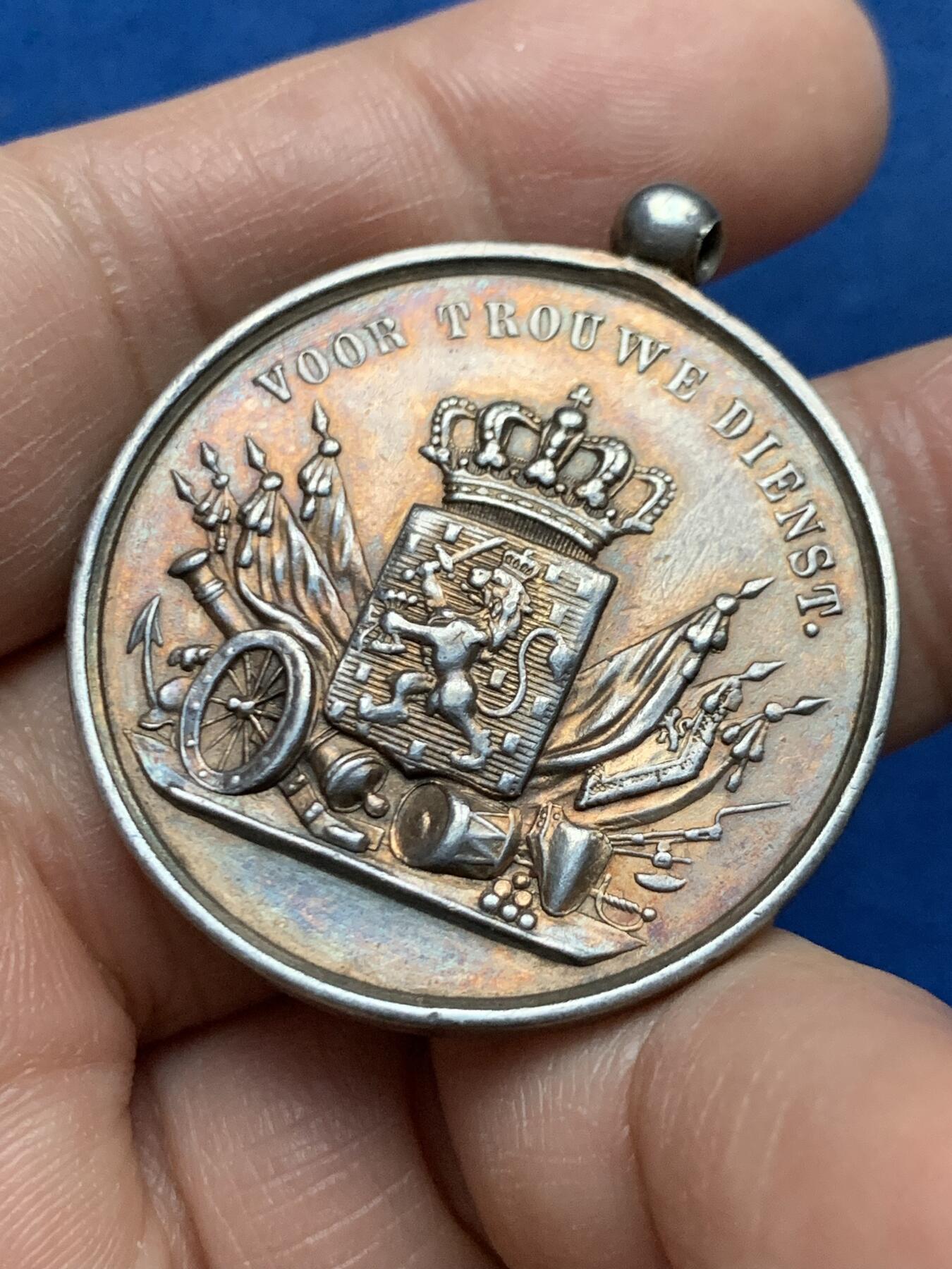 《竞宝斋》第450场 周日，周一，周二  3场连拍 （全场包邮，欢迎送拍） 荷兰忠诚服务银章 带环重约21.3克 36.7mm