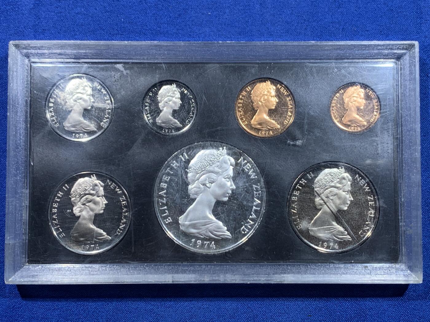 《竞宝斋》第450场 周日，周一，周二  3场连拍 （全场包邮，欢迎送拍） 新西兰1974年7枚装精制套币 其中一枚1元主币是银币（英联邦运动会 925银 28.2克）