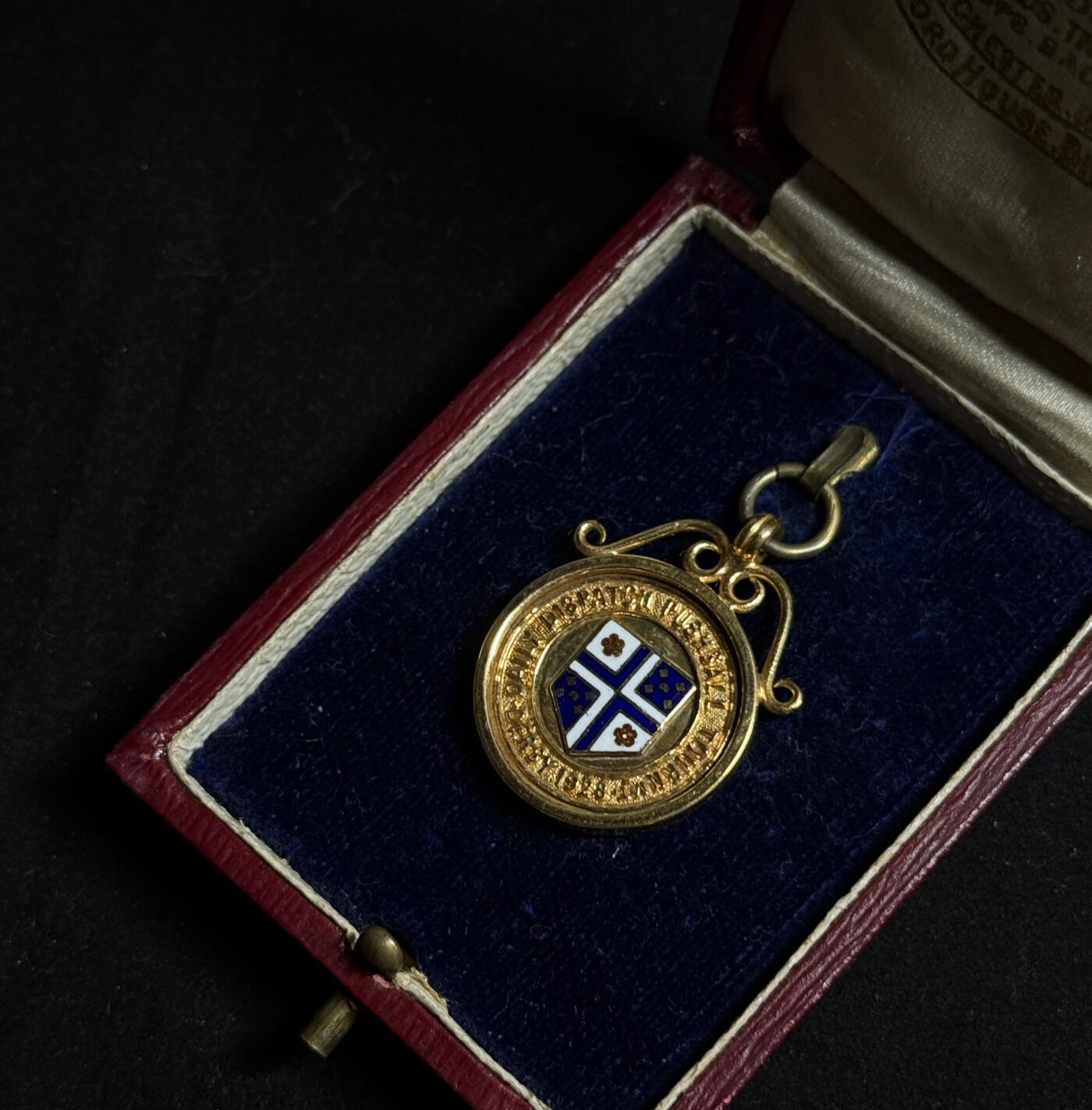 欢庆元旦！戎马世界章牌大赏第109期元旦大拍 英国1928年《每日快报》推球锦标赛金质珐琅获胜奖章 重4.72g 原盒